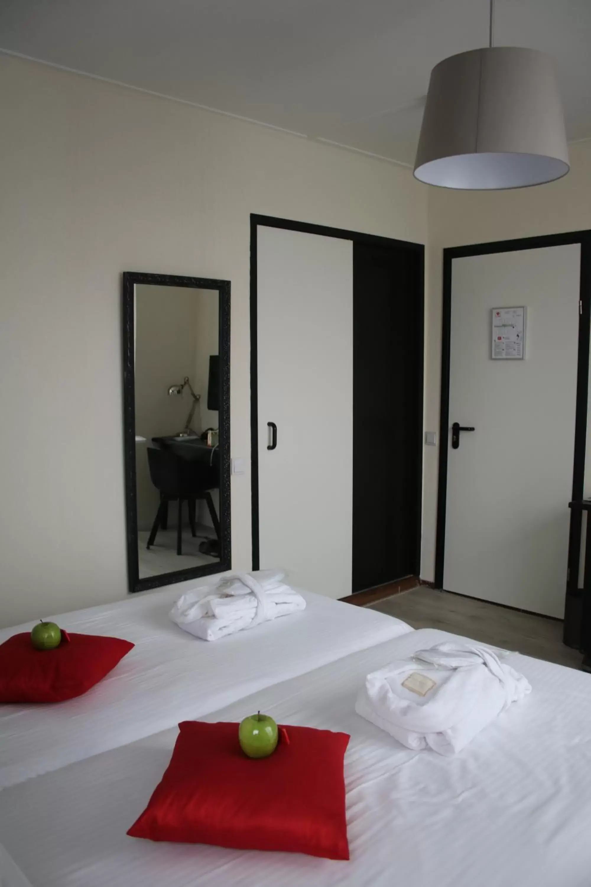 Photo of the whole room, Bed in Alp de Veenen Hotel