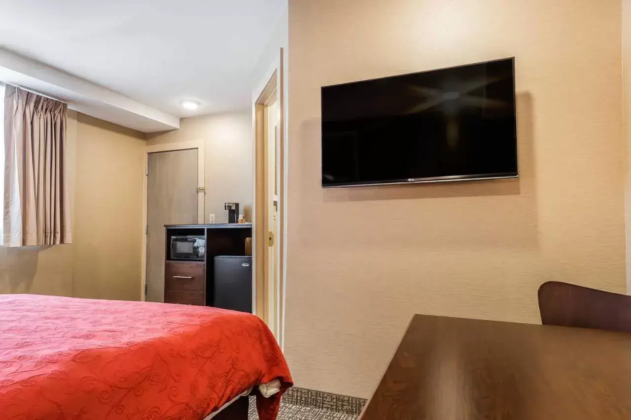 Bedroom, TV/Entertainment Center in Rodeway Inn Chicago-Evanston