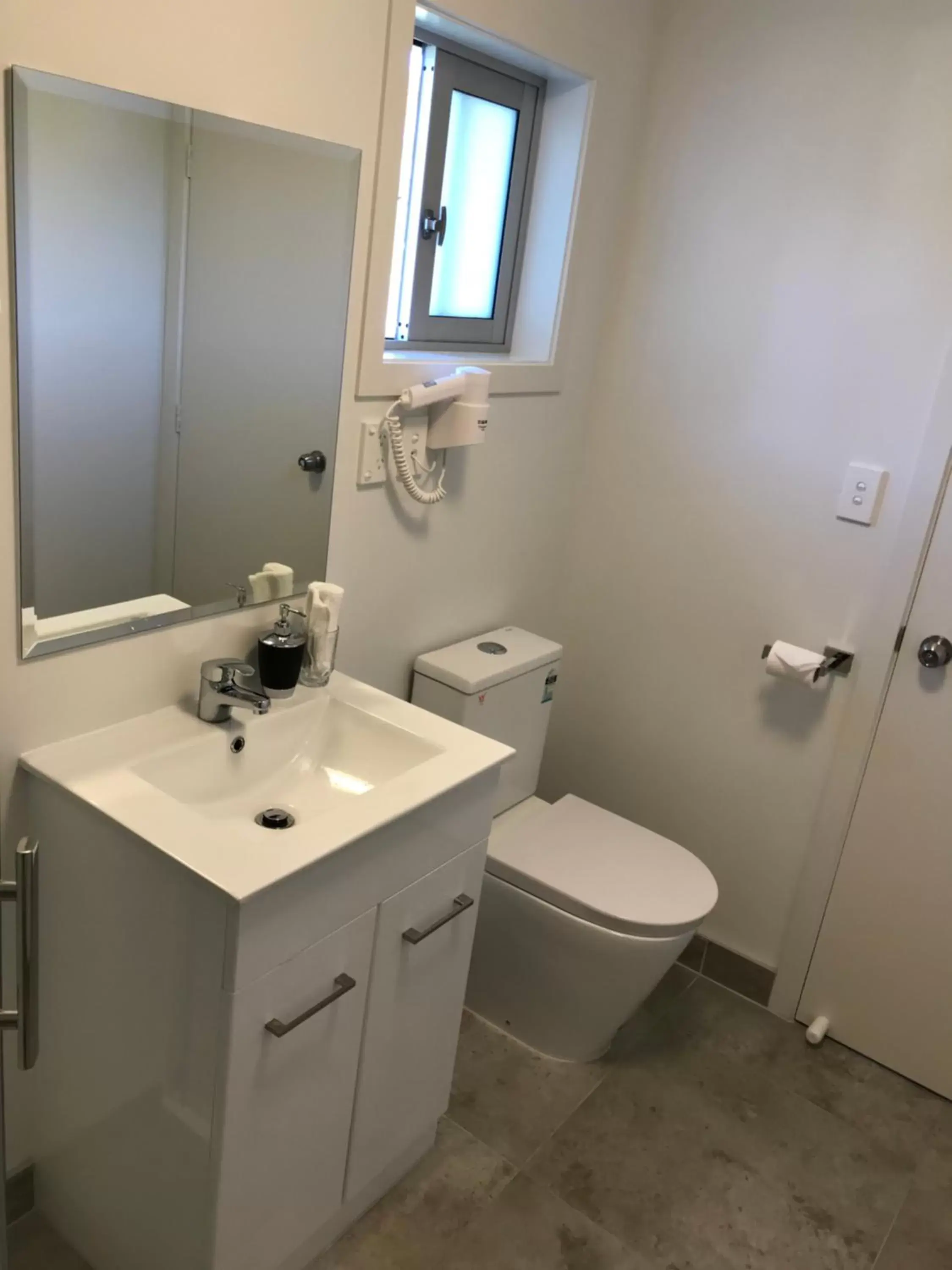 Toilet, Bathroom in Siesta Motel