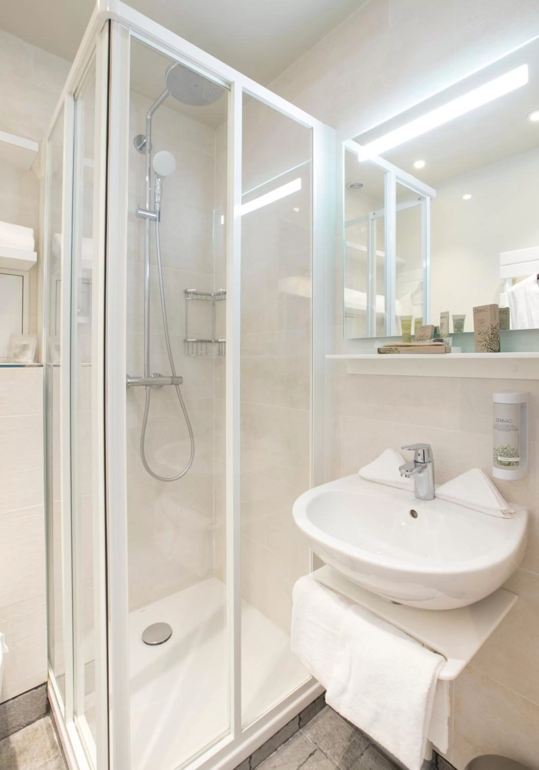 Bathroom in HOTEL DE PARIS MONTPARNASSE