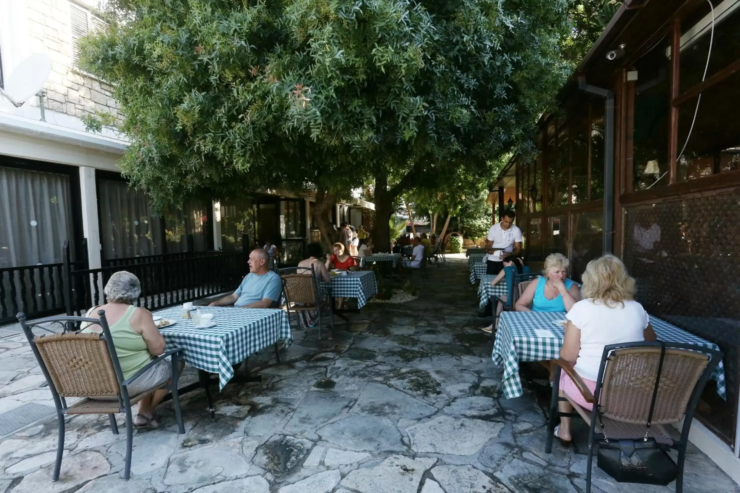 Restaurant/Places to Eat in Dionysos Central