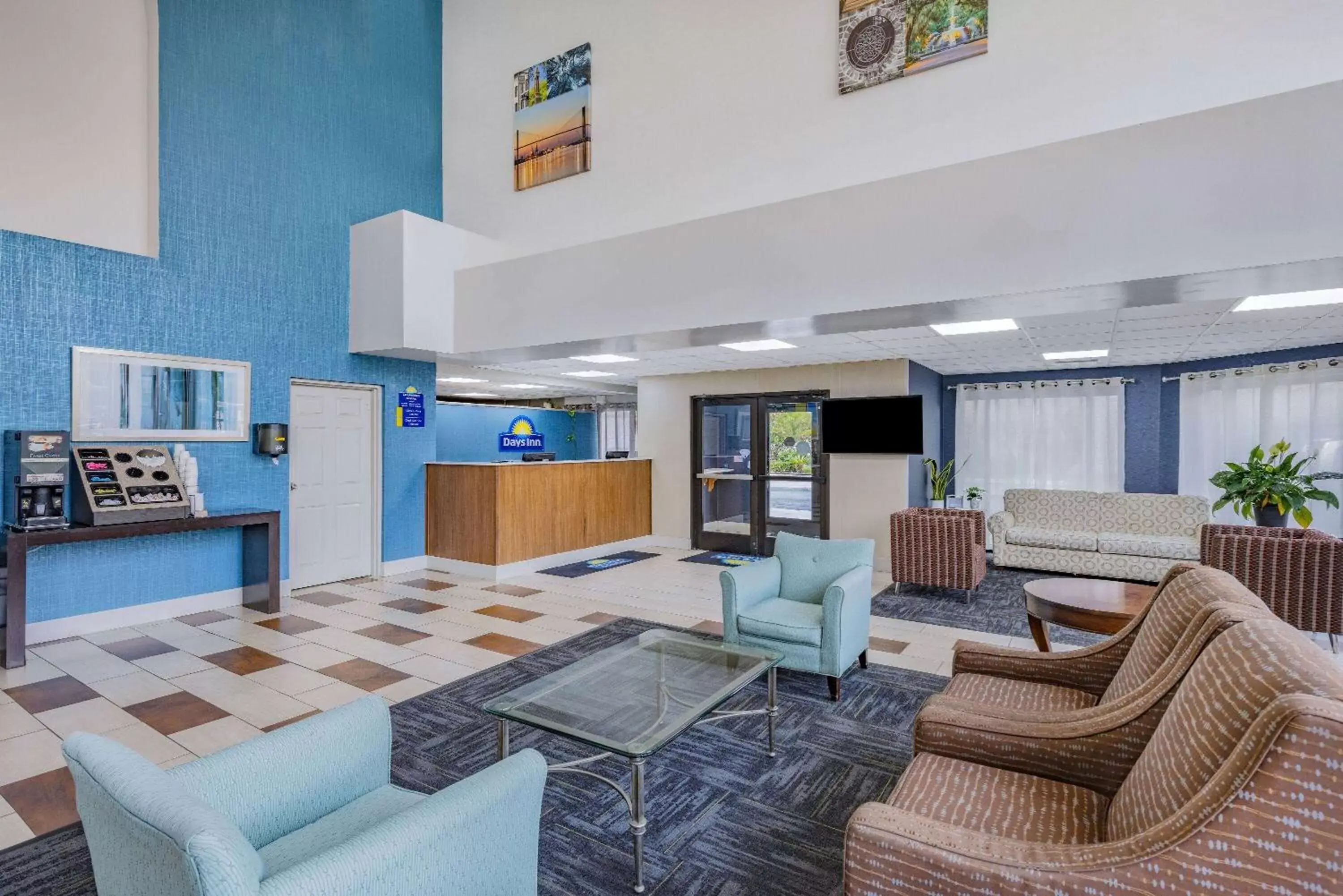 Lobby or reception, Seating Area in Days Inn & Suites by Wyndham Savannah Midtown