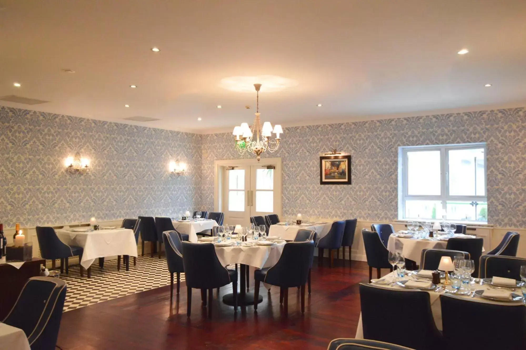 Restaurant/Places to Eat in Clybaun Hotel