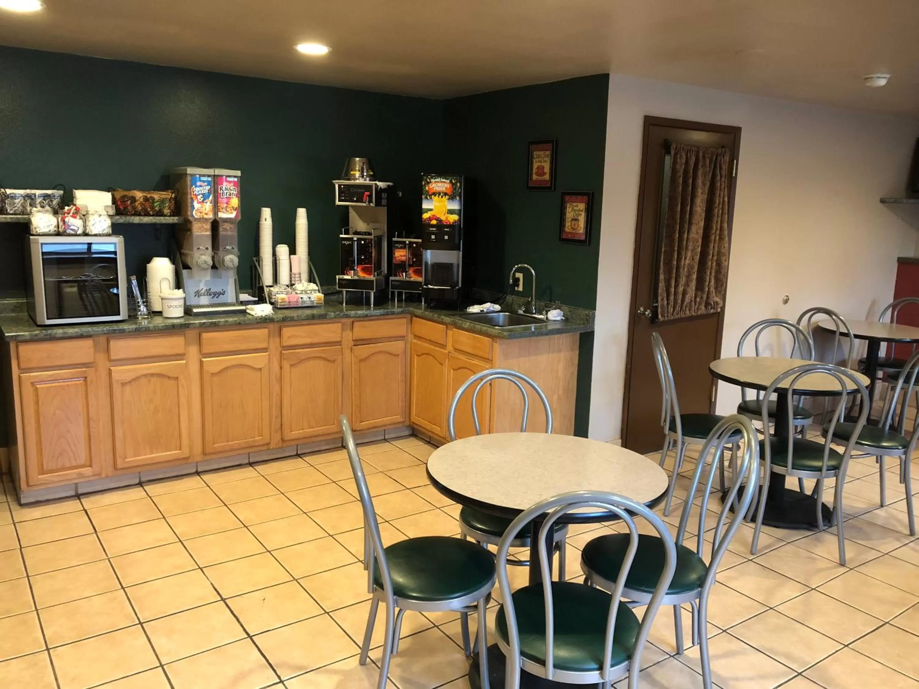 Buffet breakfast in Super 8 by Wyndham Coeur d'Alene