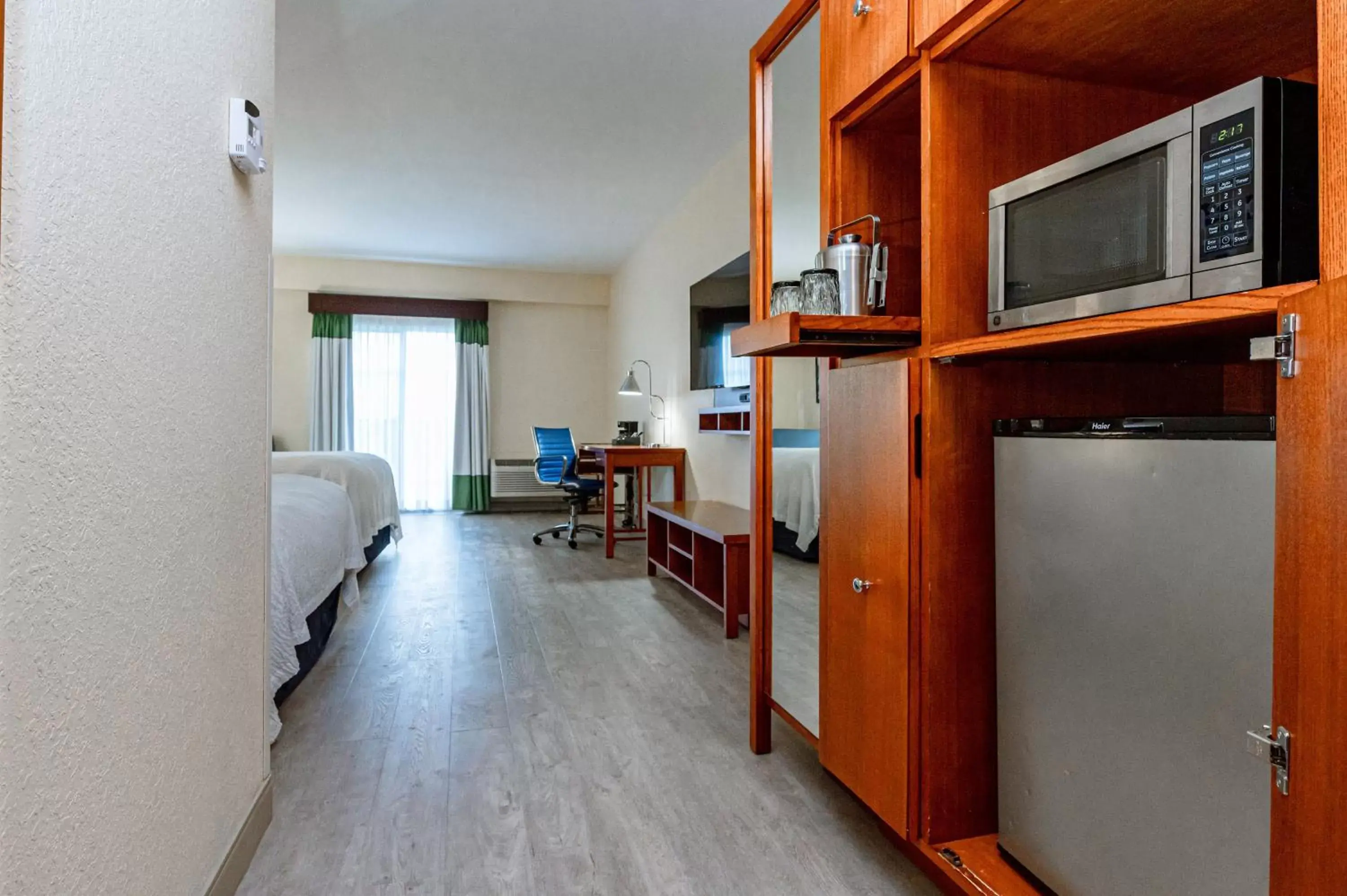 Kitchen or kitchenette in SEVEN Sebring Raceway Hotel