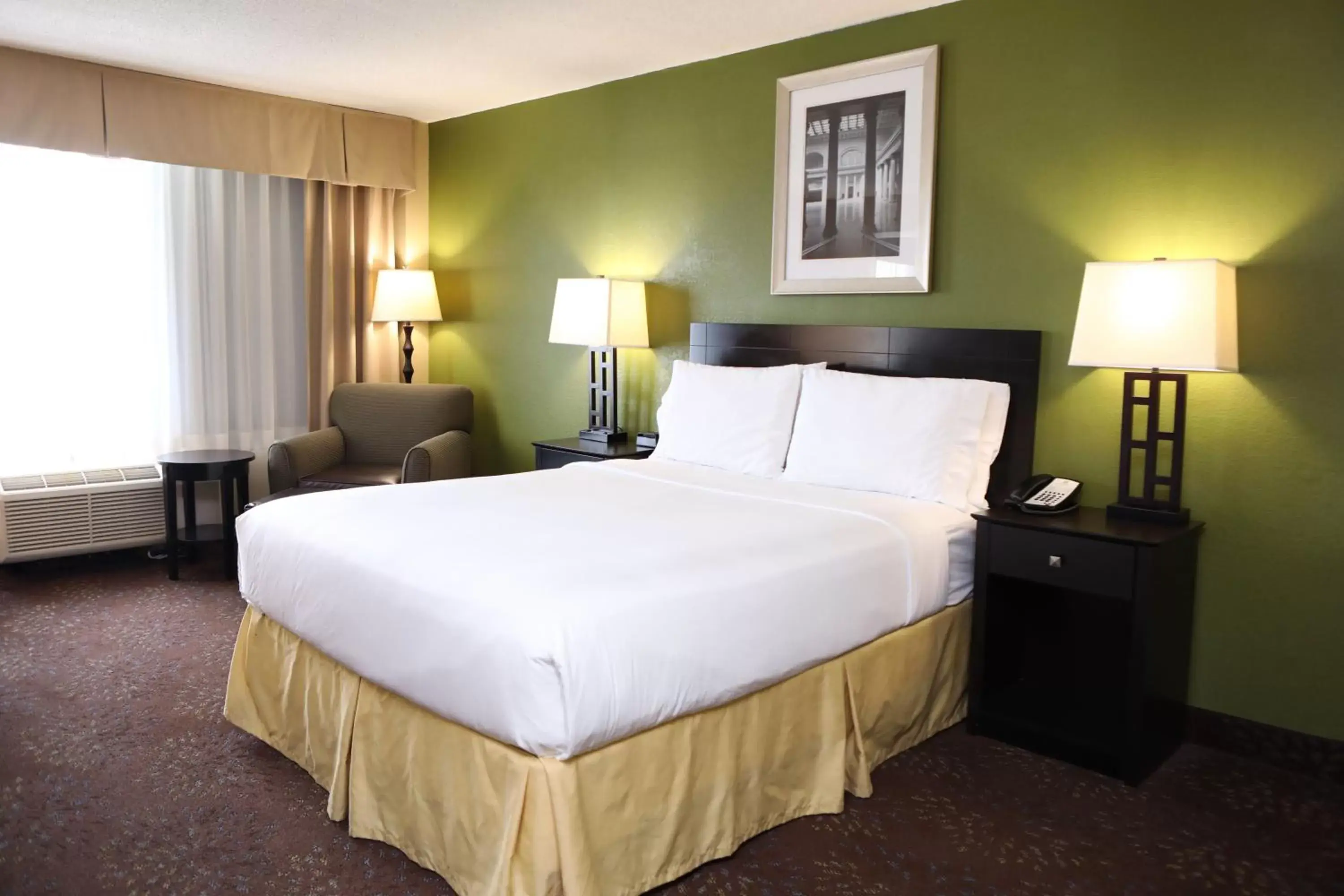 Photo of the whole room, Bed in Holiday Inn Chicago/Oak Brook, an IHG Hotel