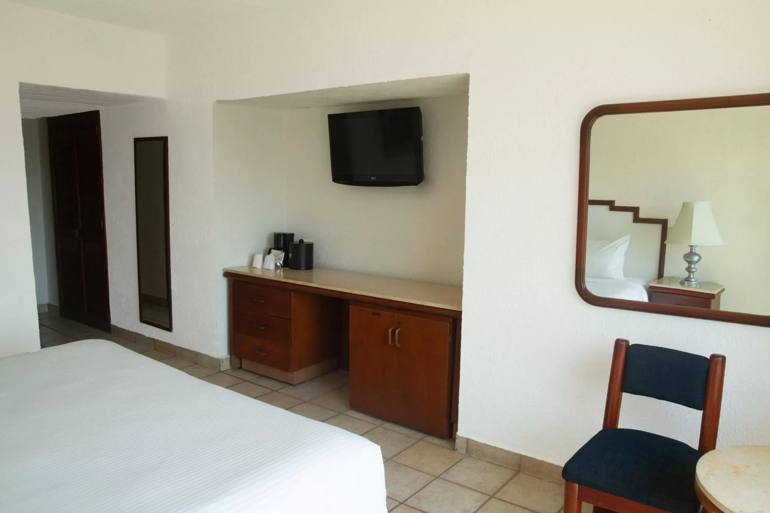 TV and multimedia, Bed in Emporio Ixtapa - with Optional All Inclusive TV and multimedia, Bed in Emporio Ixtapa - with Optional All Inclusive