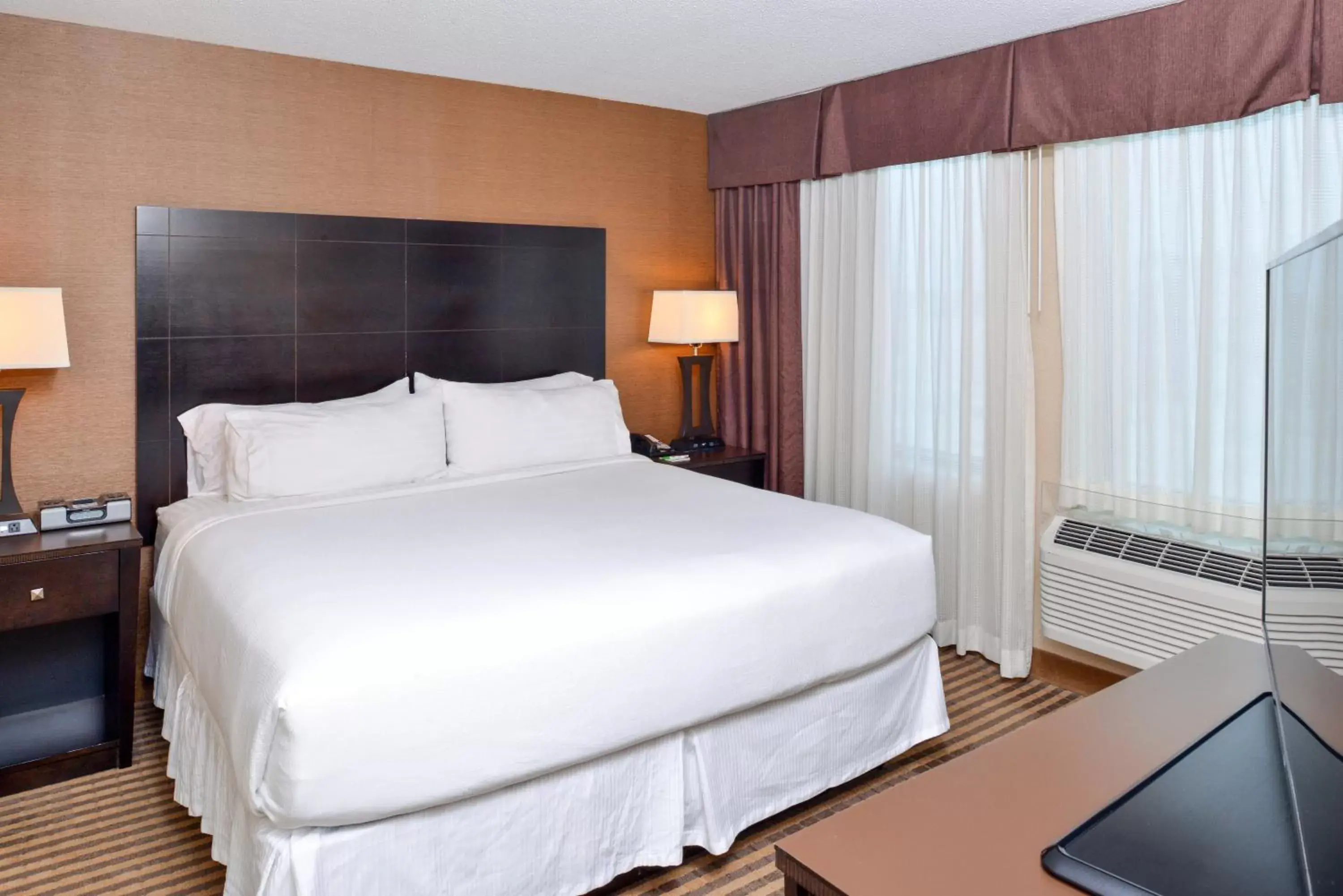 Photo of the whole room, Bed in Holiday Inn Charlotte Center City, an IHG Hotel