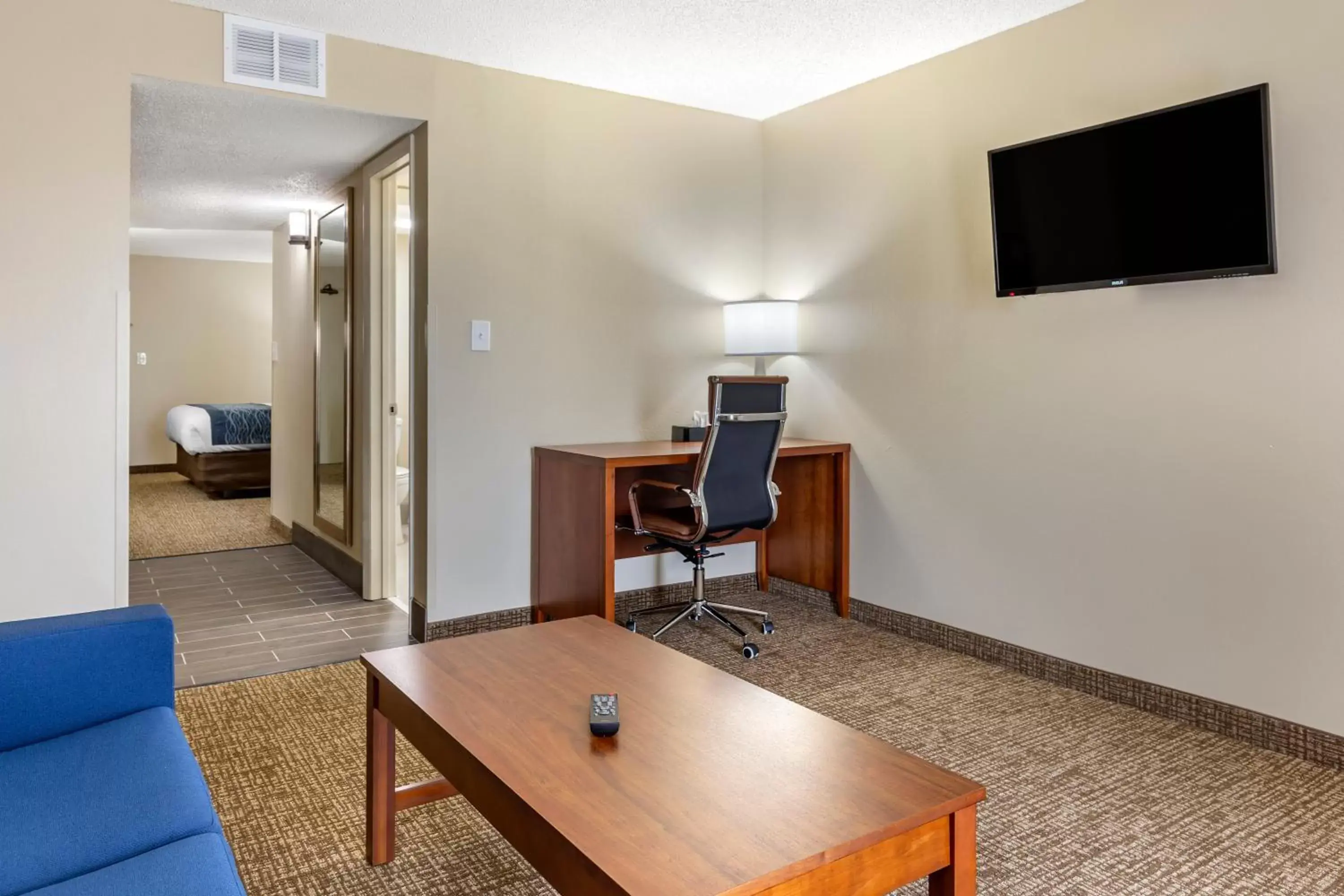 Living room, TV/Entertainment Center in Comfort Inn & Suites Spring Lake - Fayetteville Near Fort Liberty