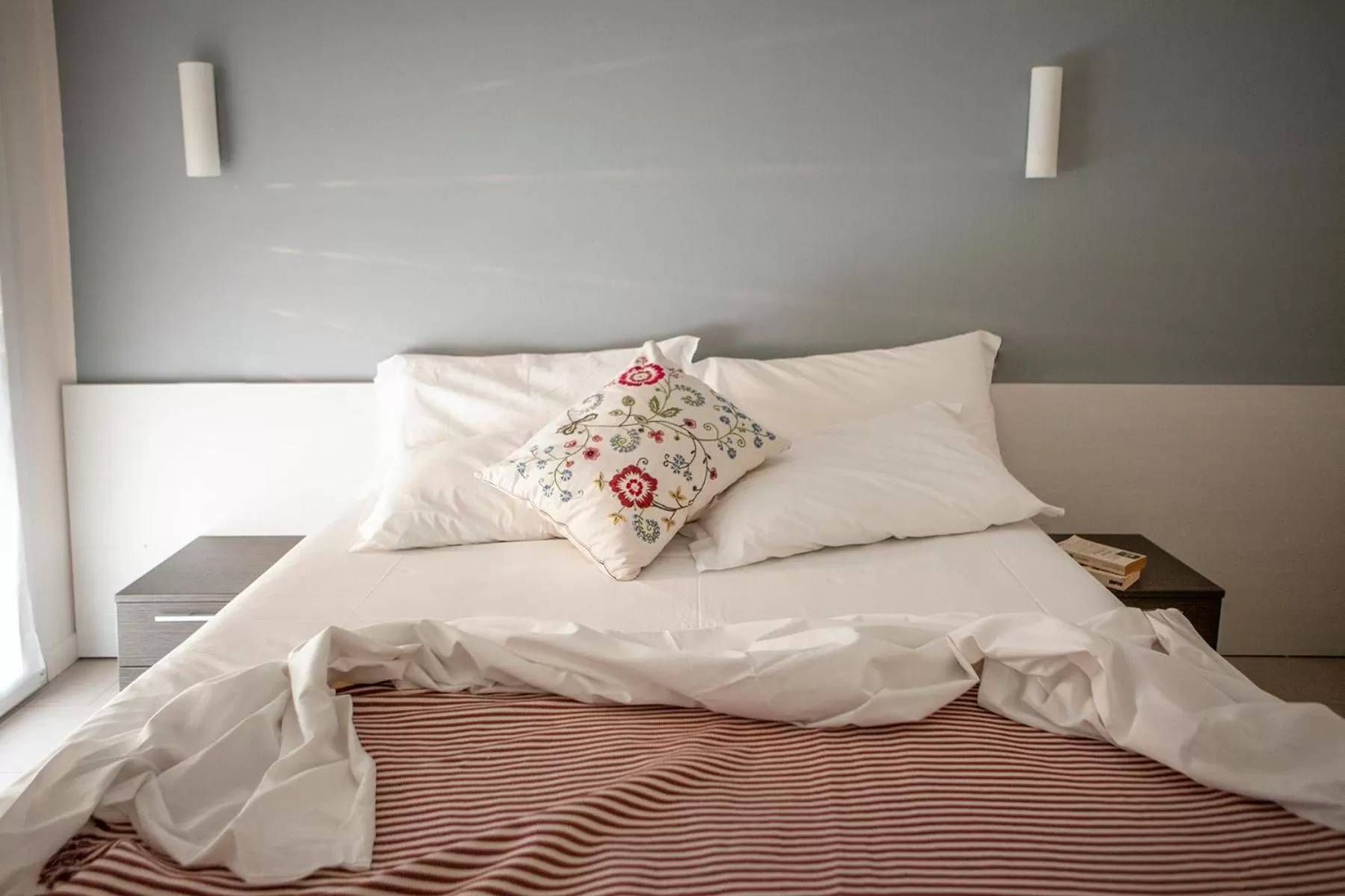 Photo of the whole room, Bed in Residence Sunrise