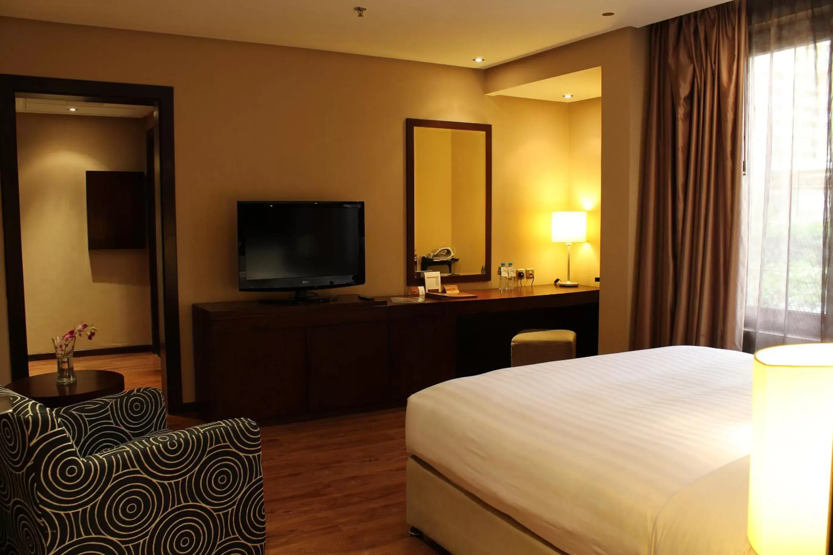 Bedroom, TV/Entertainment Center in Safir Fintas Hotel Kuwait
