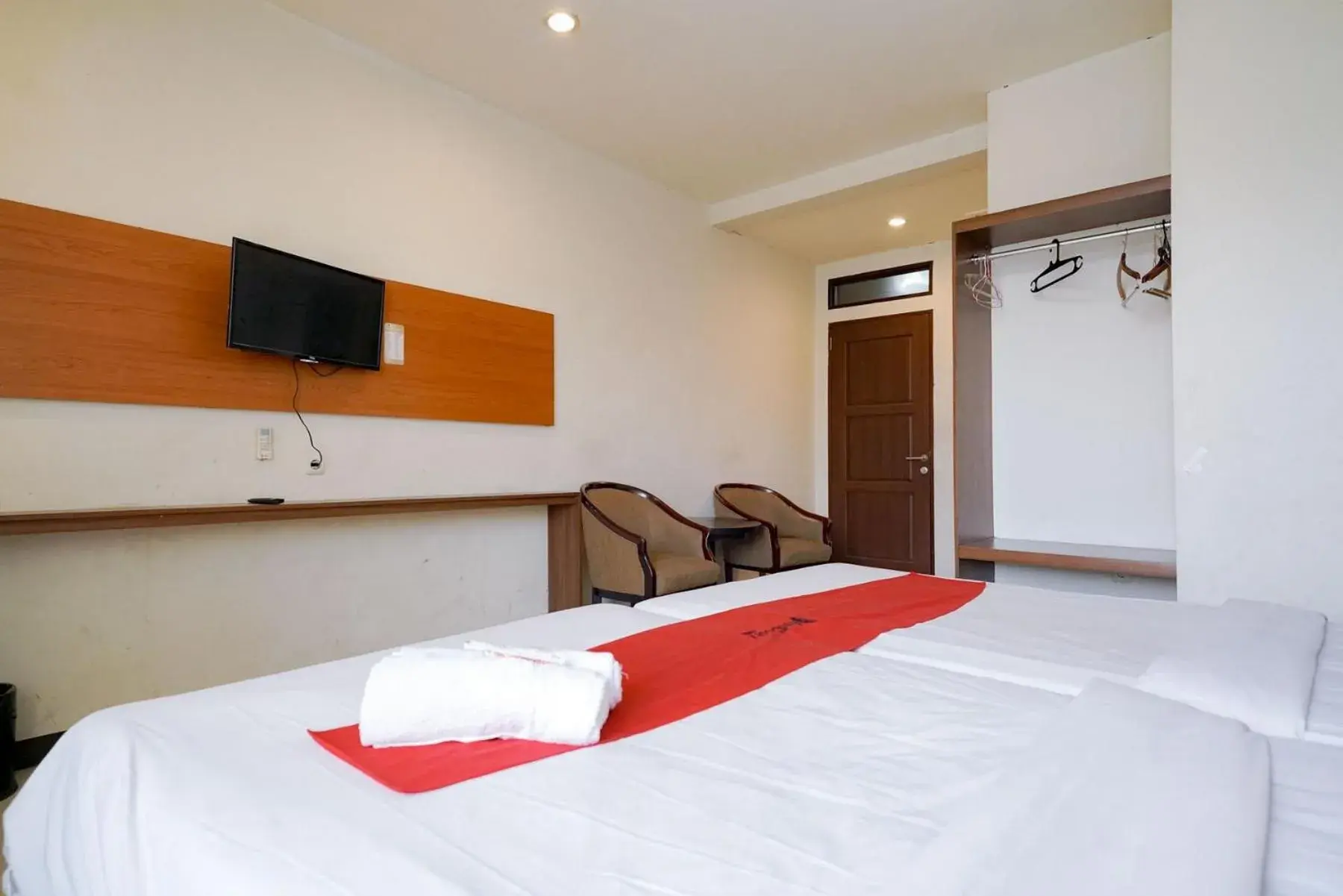 Bedroom, Bed in RedDoorz near Braga Street