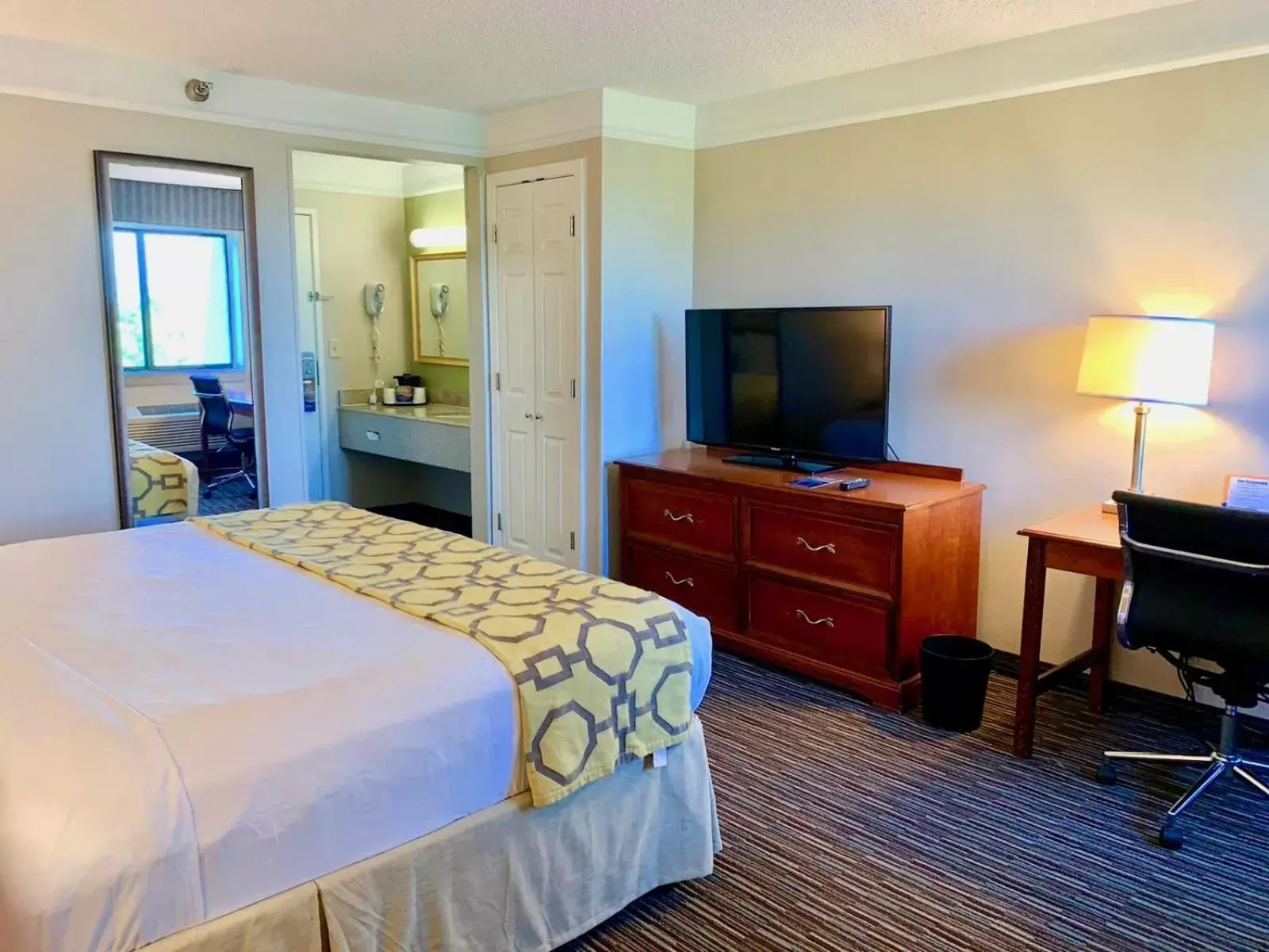 Photo of the whole room, Bed in Baymont by Wyndham Texarkana