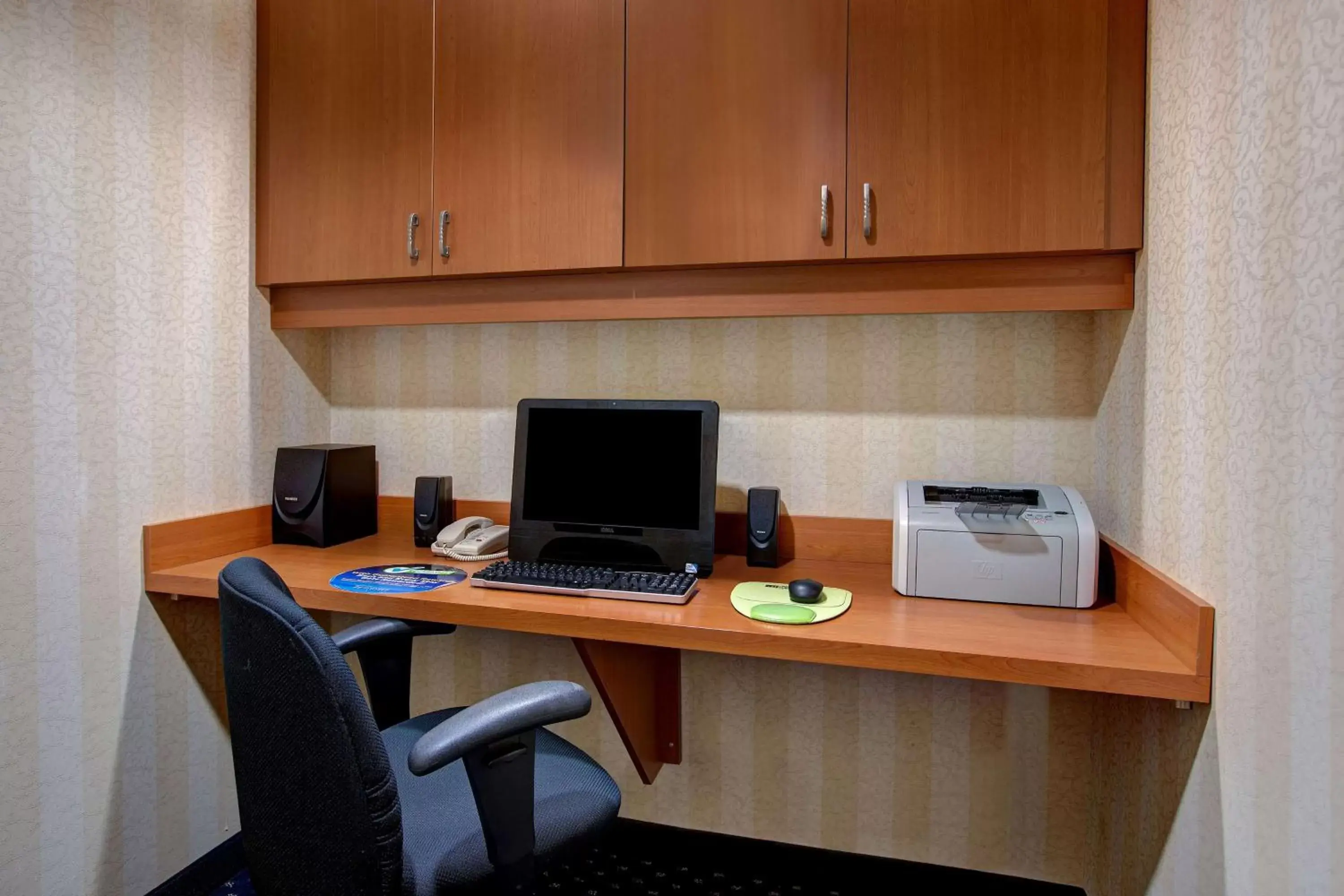 Business facilities in Days Inn & Suites by Wyndham Collingwood