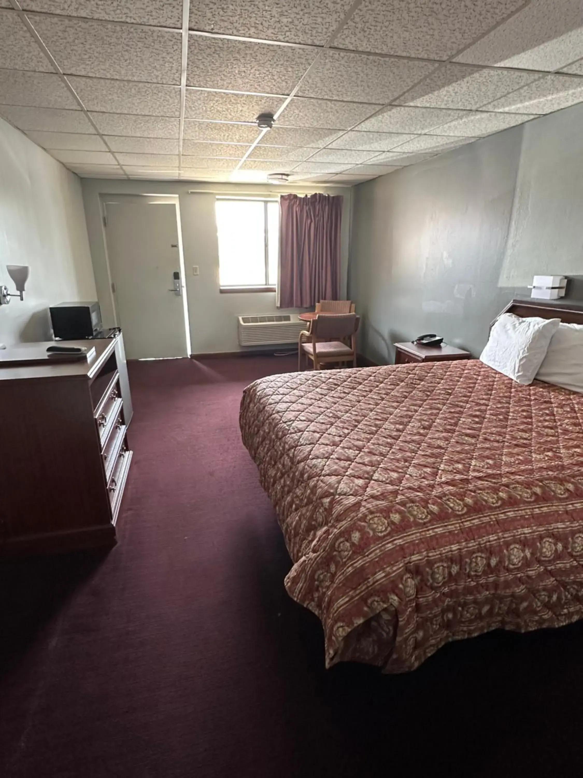 Bed in Budget Inn-Gadsden