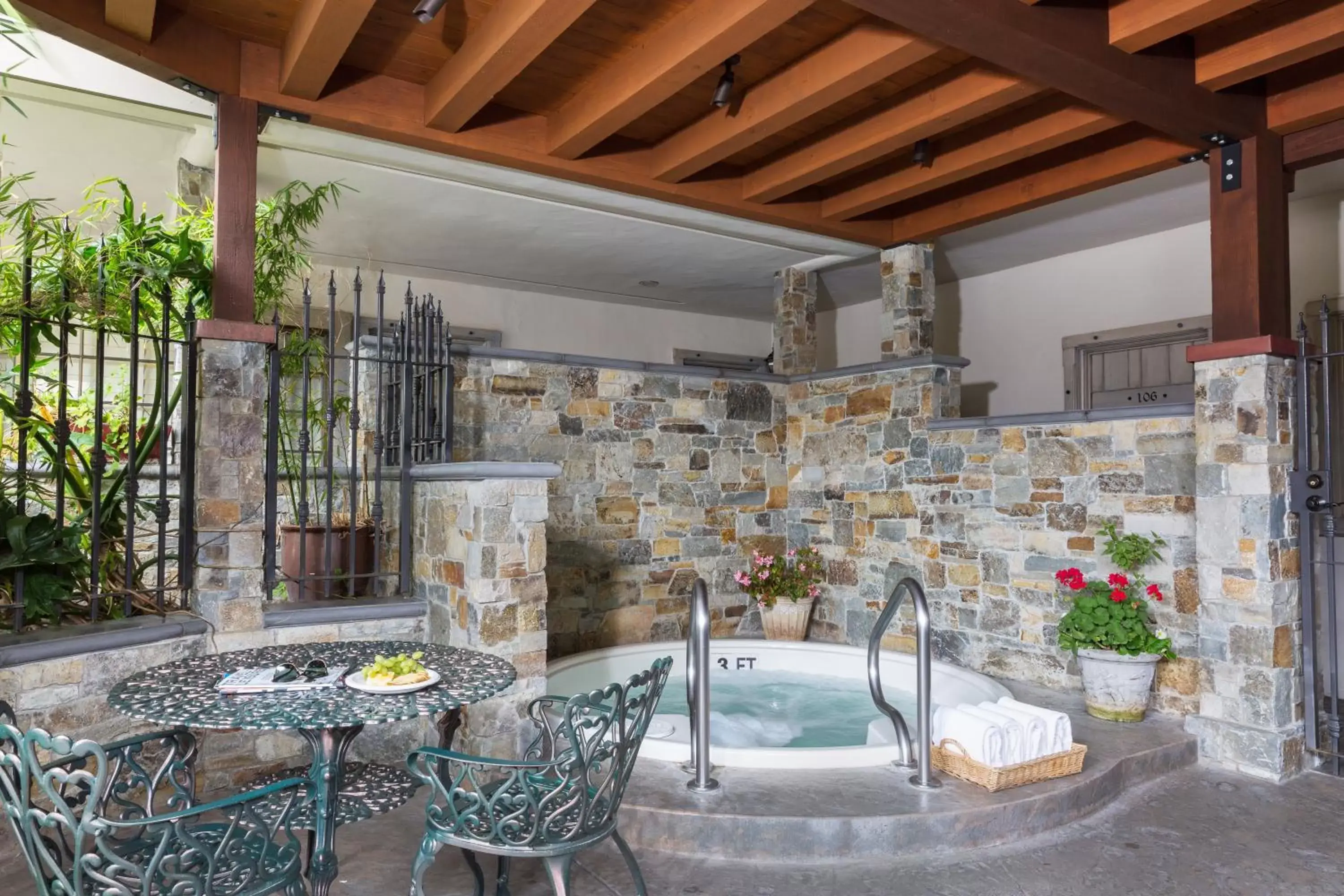 Hot Tub, Patio/Outdoor Area in Coachman's Inn, A Four Sisters Inn