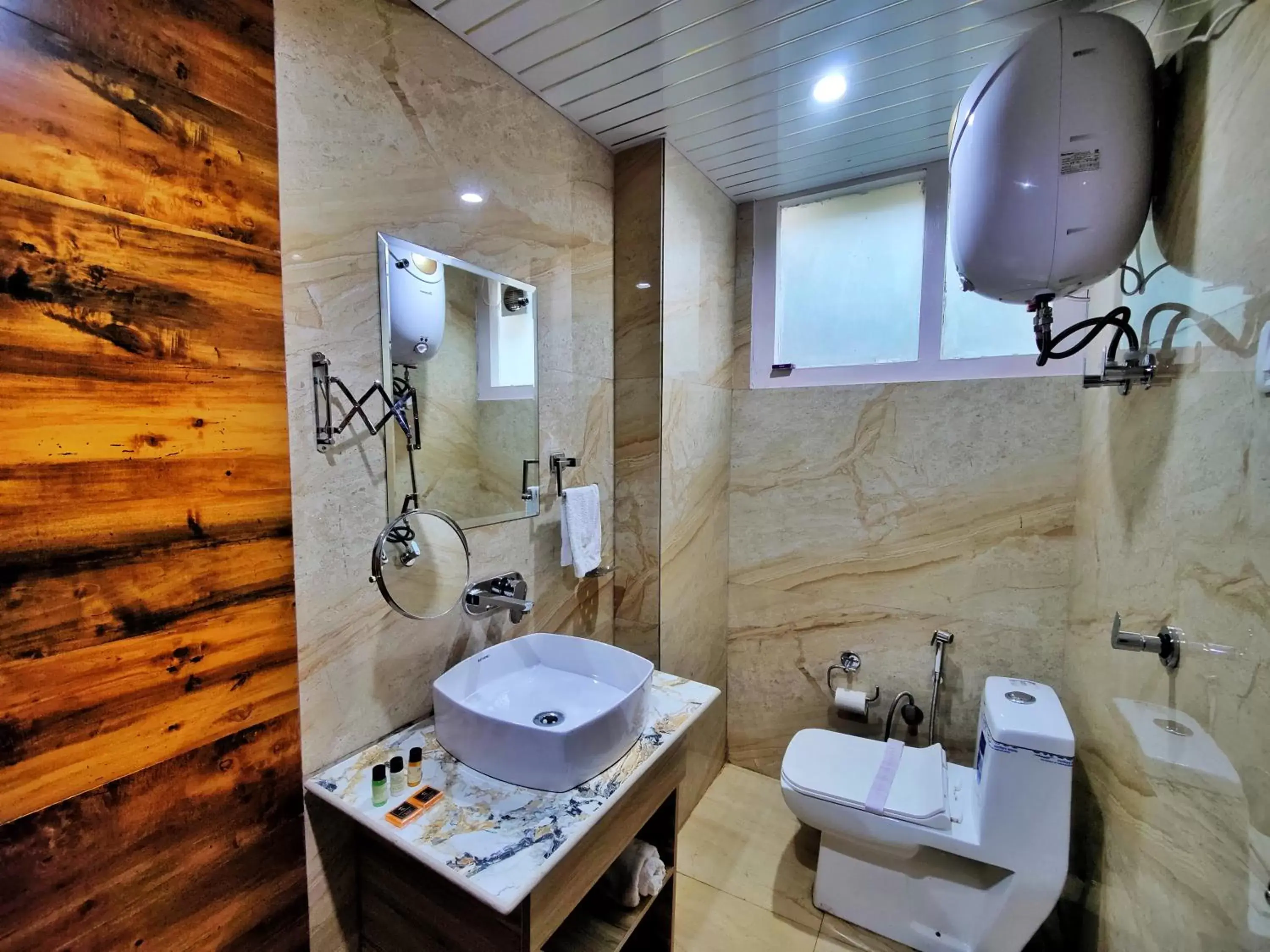 Bathroom in Auckland Hotel and Restaurant Near Mall Road Bathroom in Auckland Hotel and Restaurant Near Mall Road