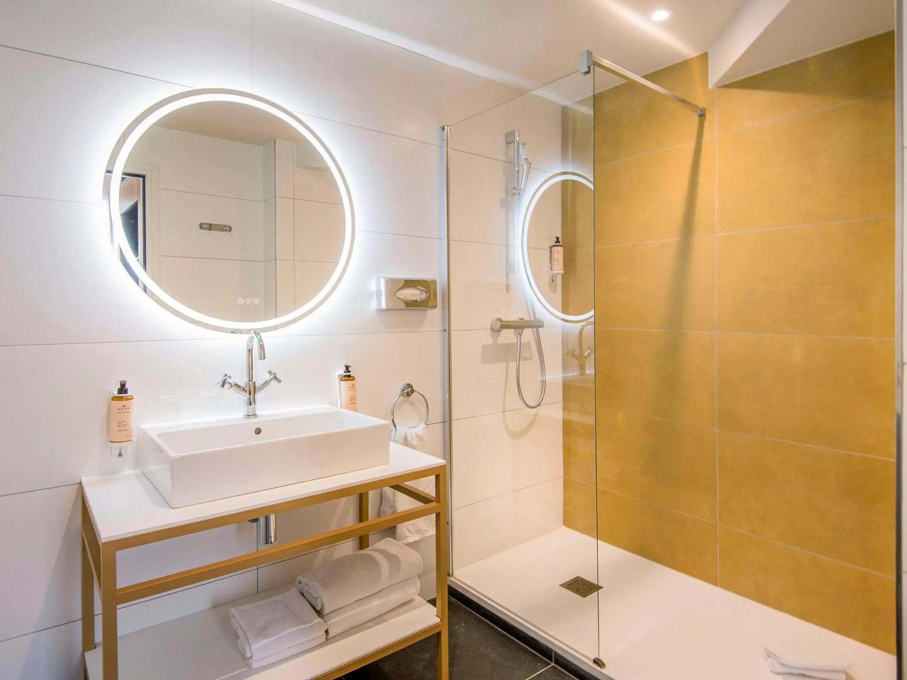 Bathroom in Hôtel Mercure Rodez Cathédrale