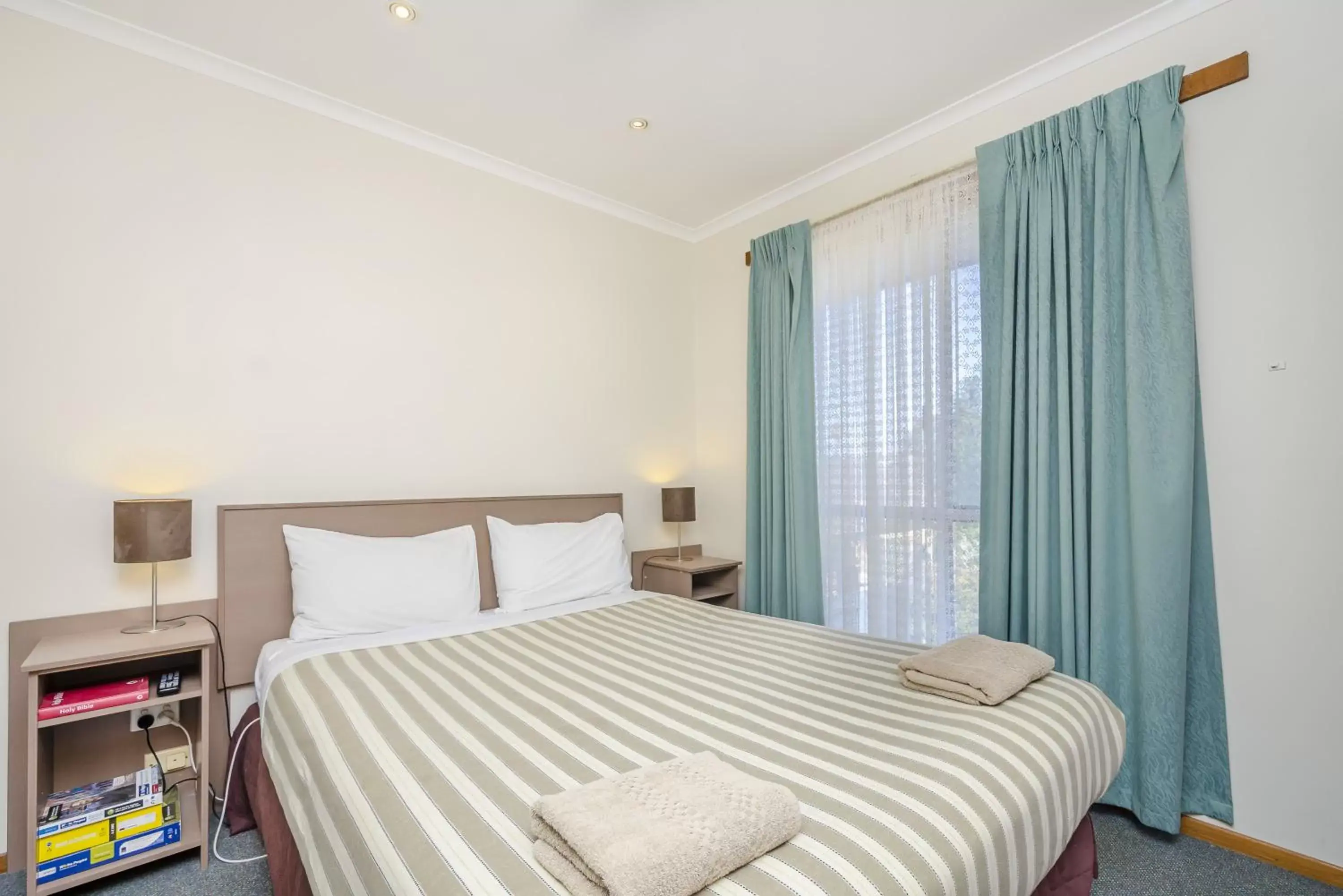 Bed in Werribee Motel and Apartments