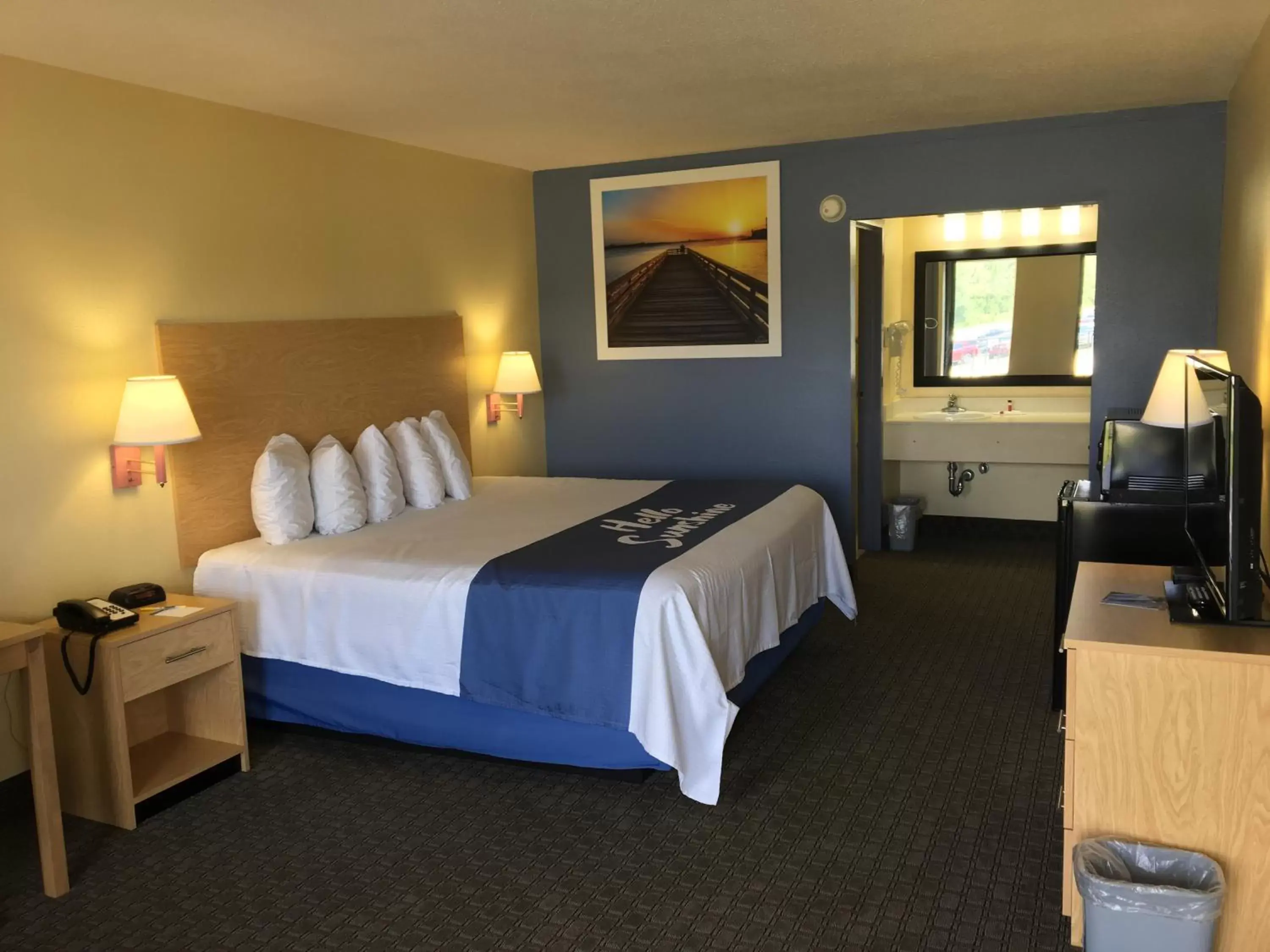 Photo of the whole room, Bed in Days Inn by Wyndham Crystal River