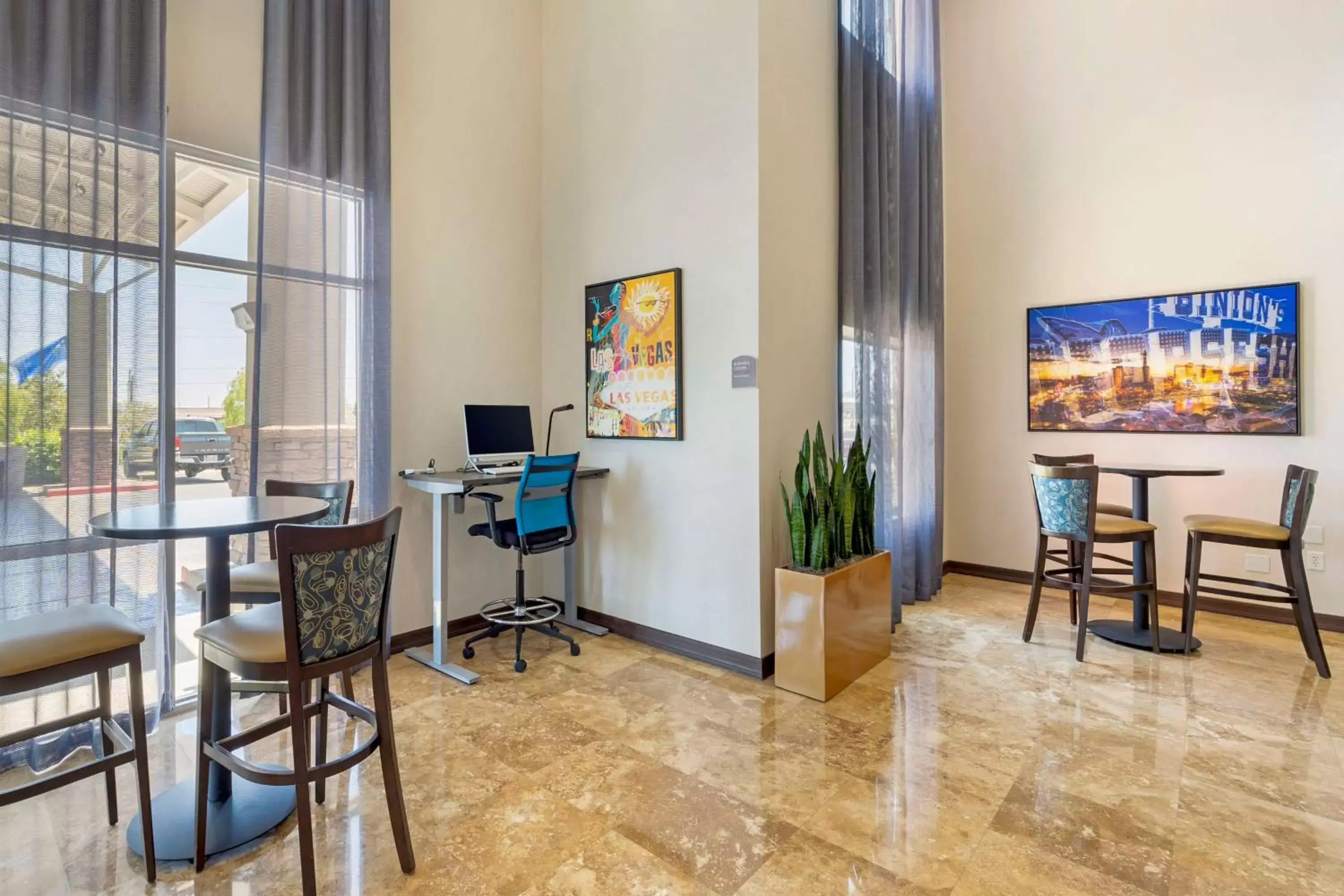Lobby or reception, TV/Entertainment Center in Best Western Plus Henderson Hotel