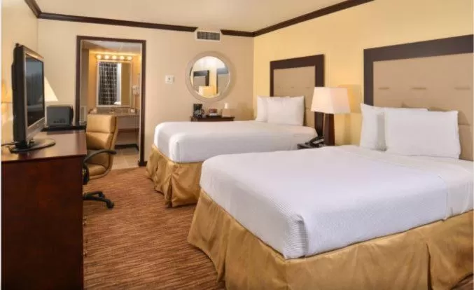 Communal lounge/ TV room, Bed in Rodeway Inn Abilene West