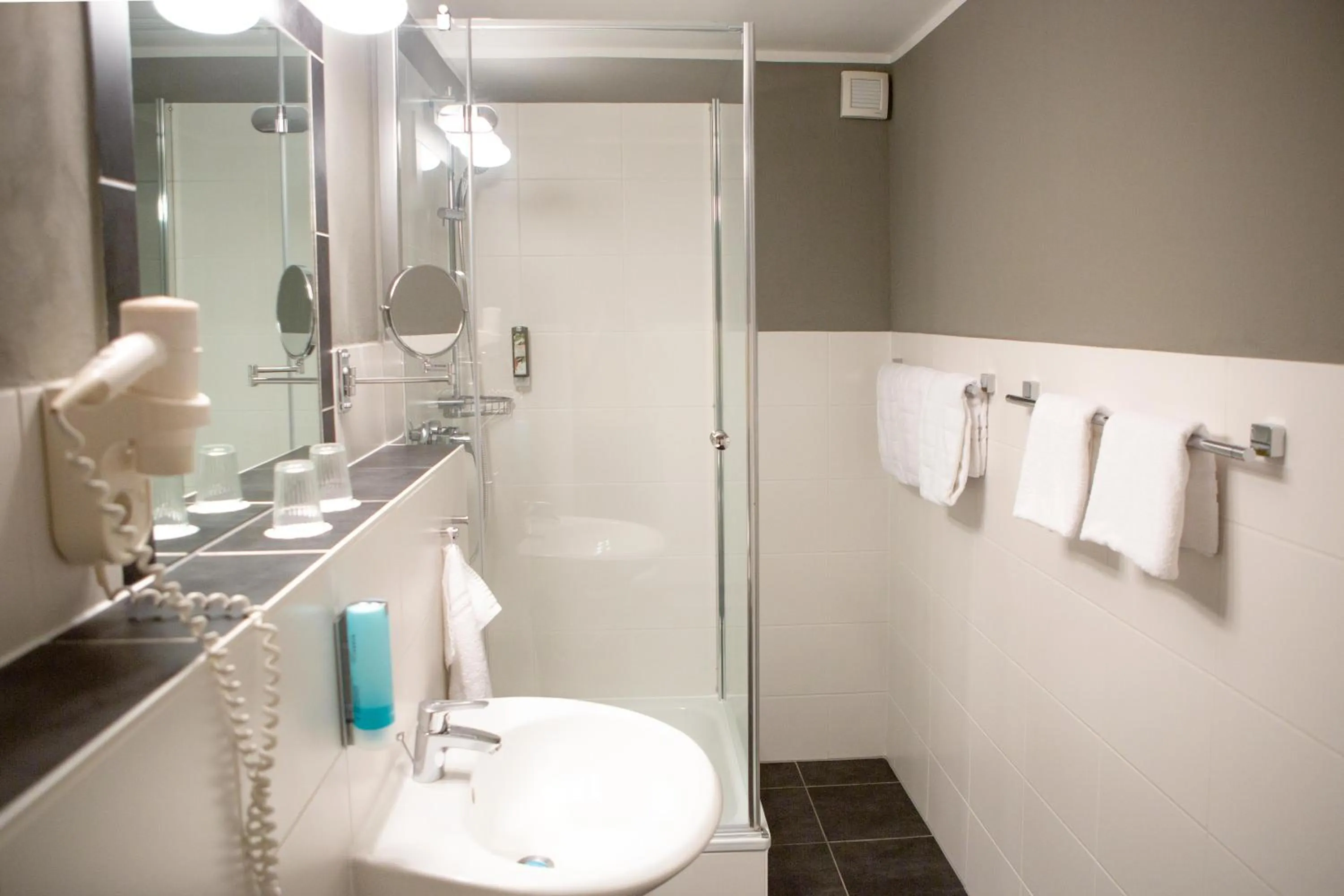 Bathroom in Comfort Hotel tom Kyle