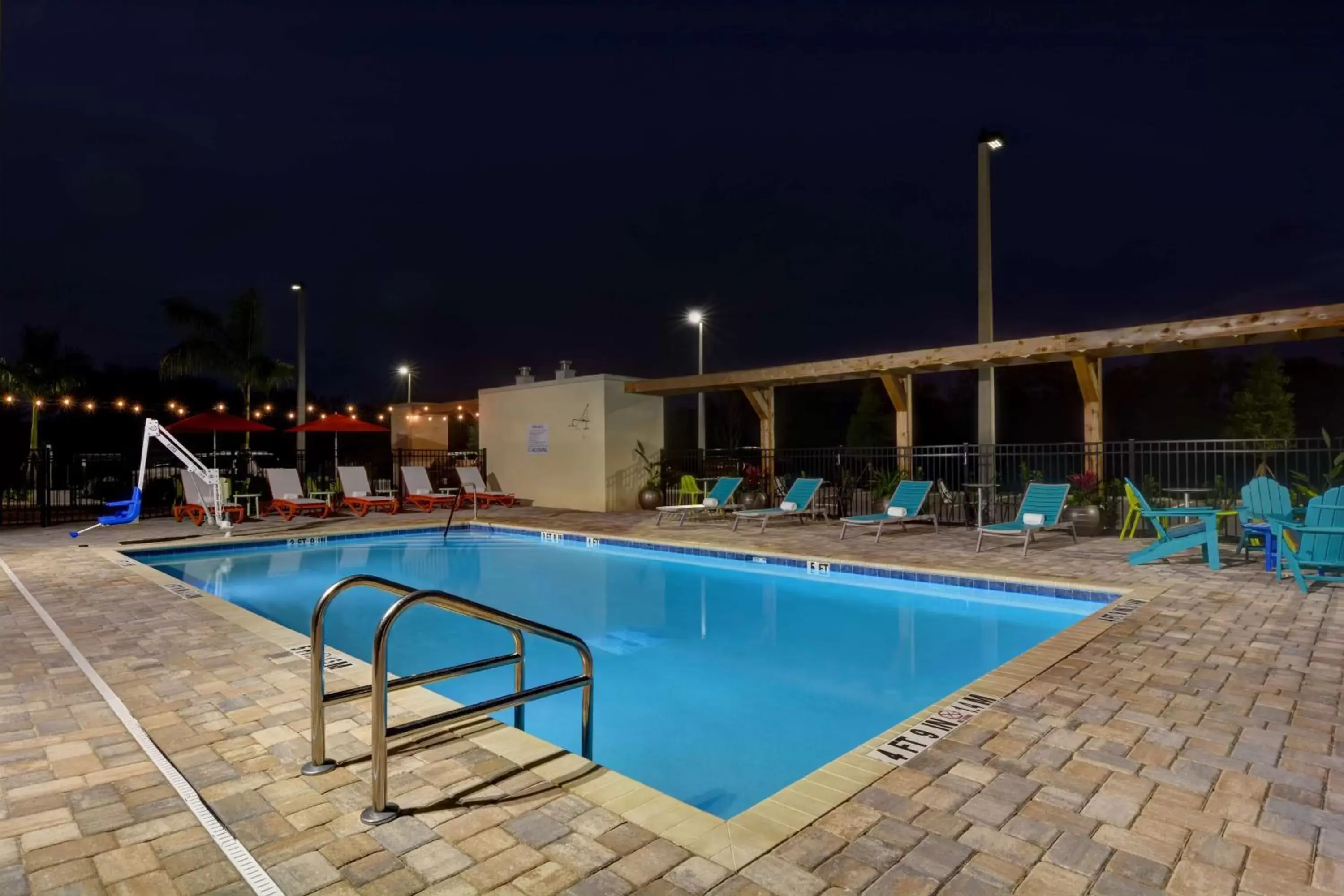Property building, Swimming Pool in Home2 Suites by Hilton, Sarasota I-75 Bee Ridge, Fl