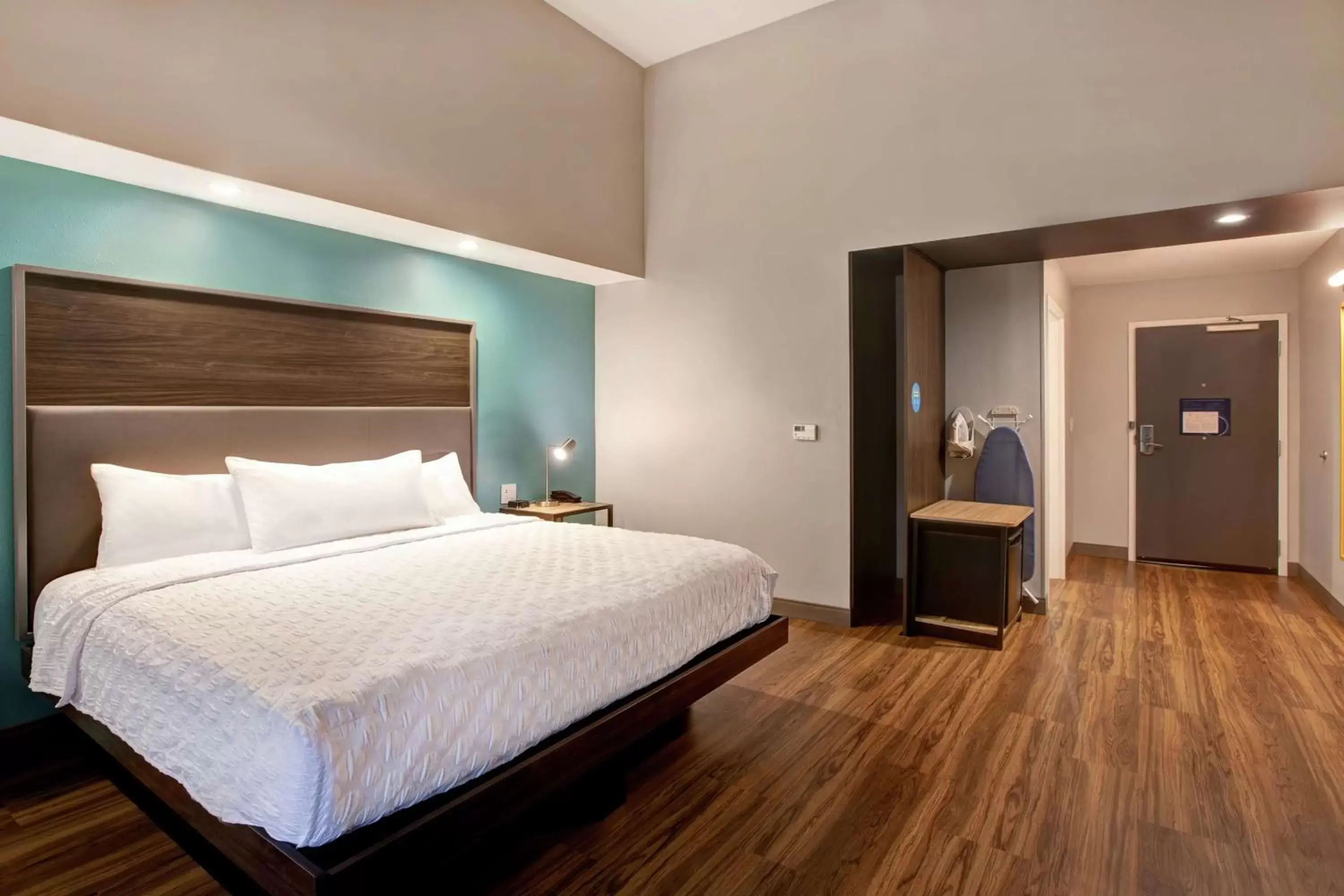 King Room with Tub - Hearing Accessible in Tru By Hilton Oxford King Room with Tub - Hearing Accessible in Tru By Hilton Oxford