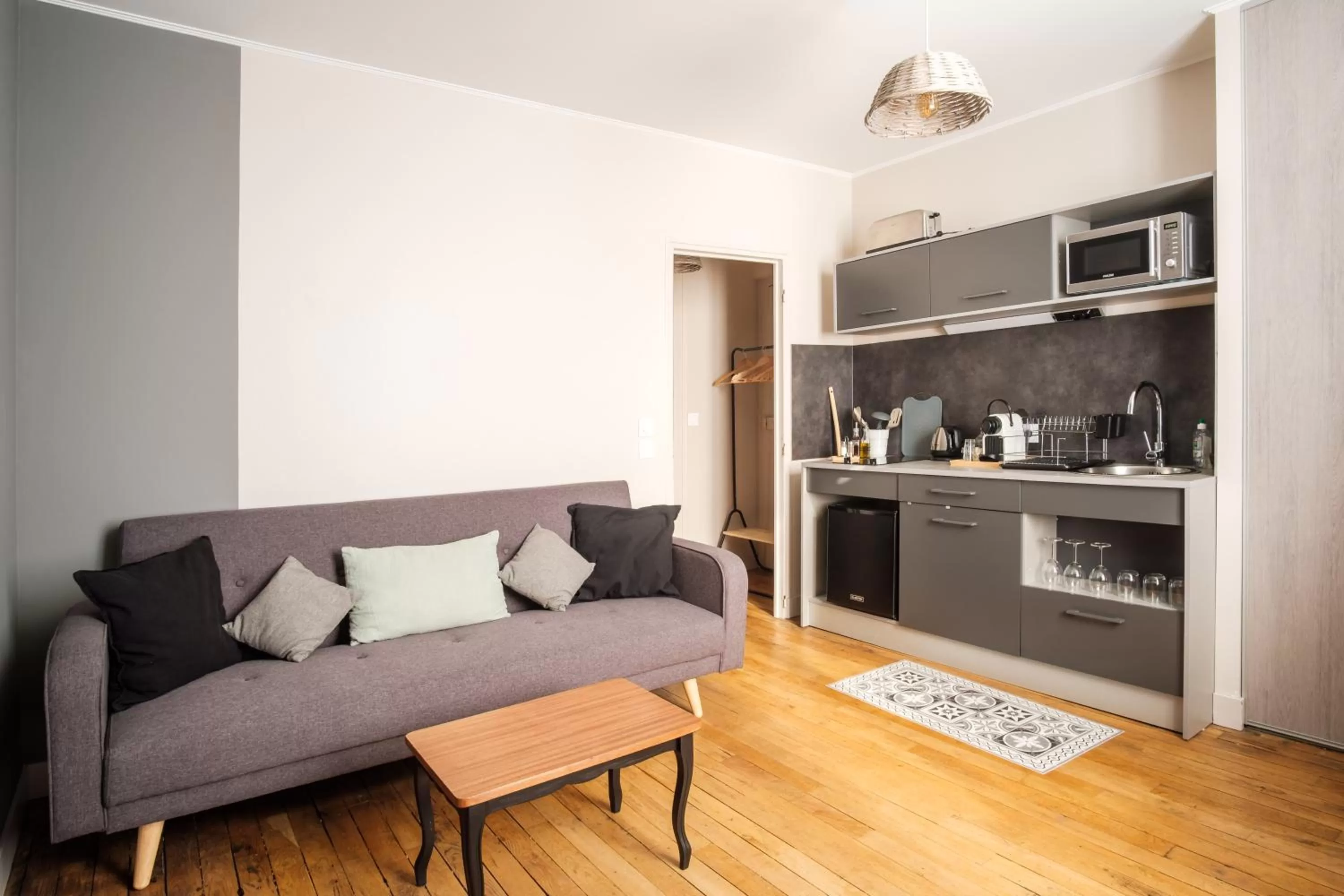 Kitchen or kitchenette, Seating Area in Dupain & Dubeurre Appart'Hôtel - Parking