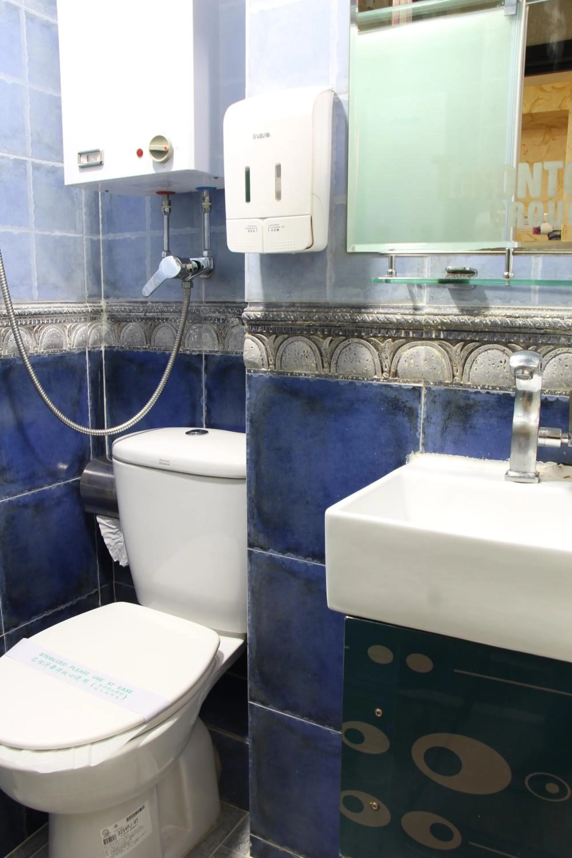 Toilet in Temple Street Hotel