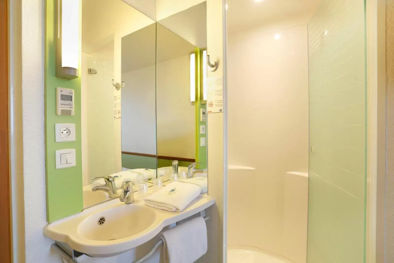 Shower, Bathroom in Hotel Ibis Budget Cosne Sur Loire