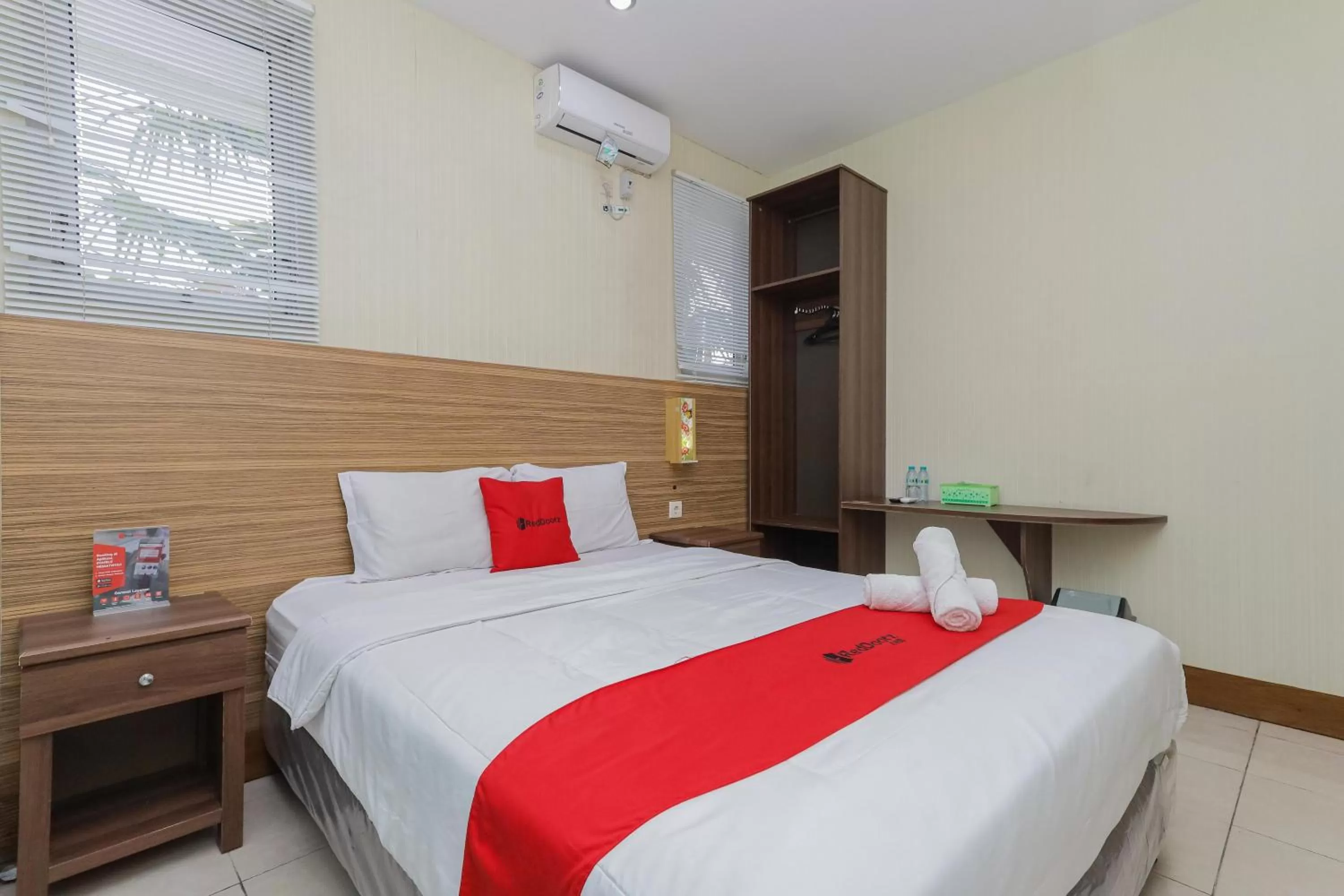 Bedroom, Bed in RedDoorz Syariah @ Klojen Malang