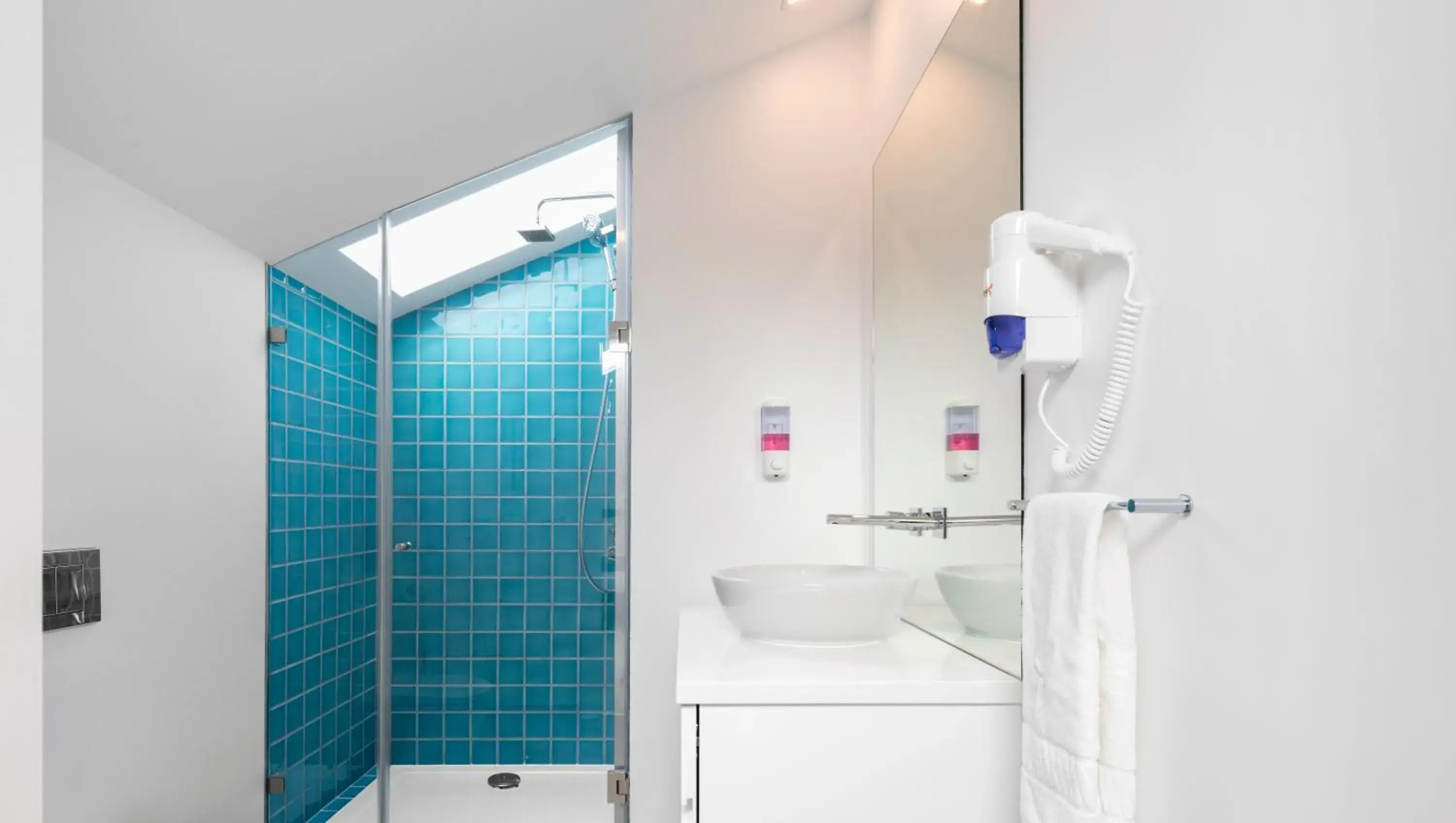 Toilet, Bathroom in Lisbon Serviced Apartments - Parque