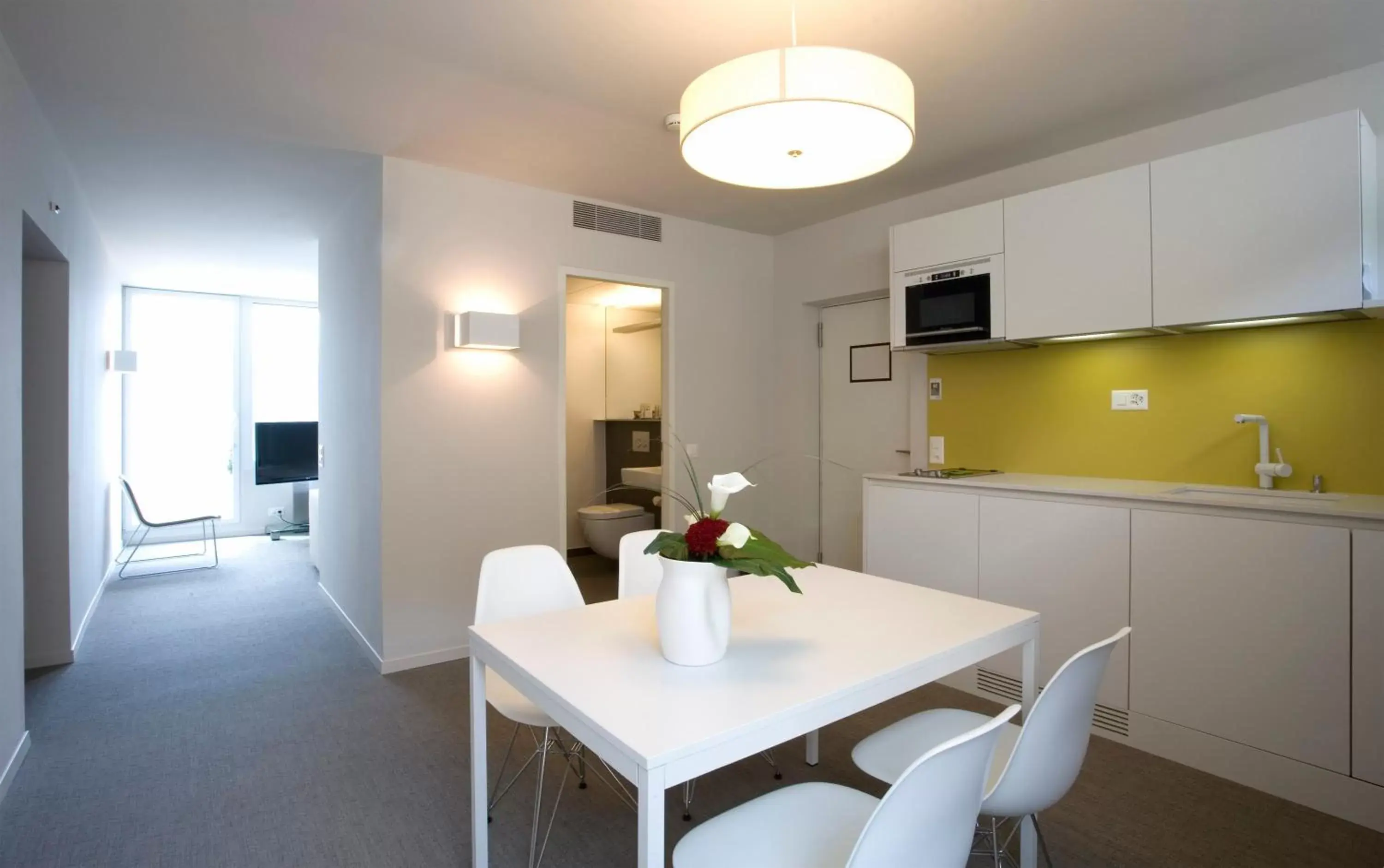 Kitchen or kitchenette, Dining Area in Hotel Lavaux