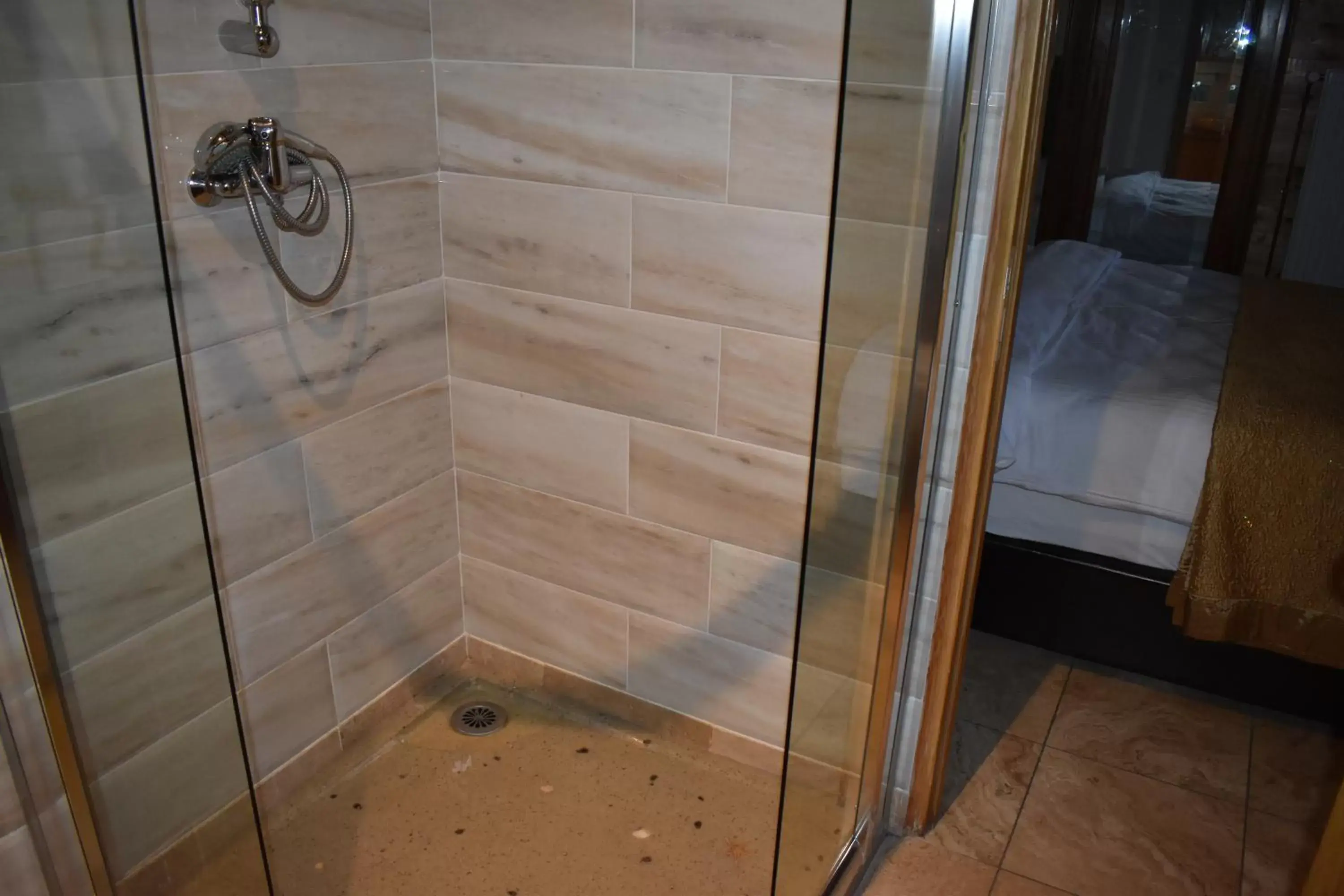 Shower, Bathroom in Hôtel Le Sauvage
