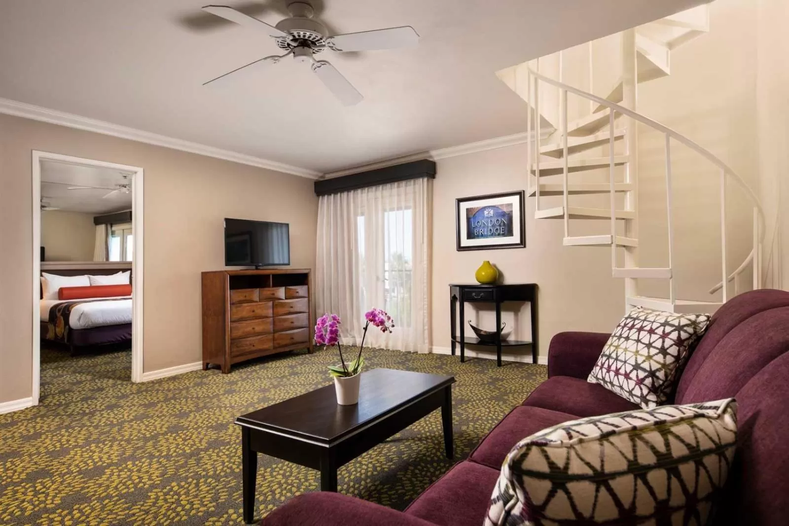 Living room, Bed in London Bridge Resort