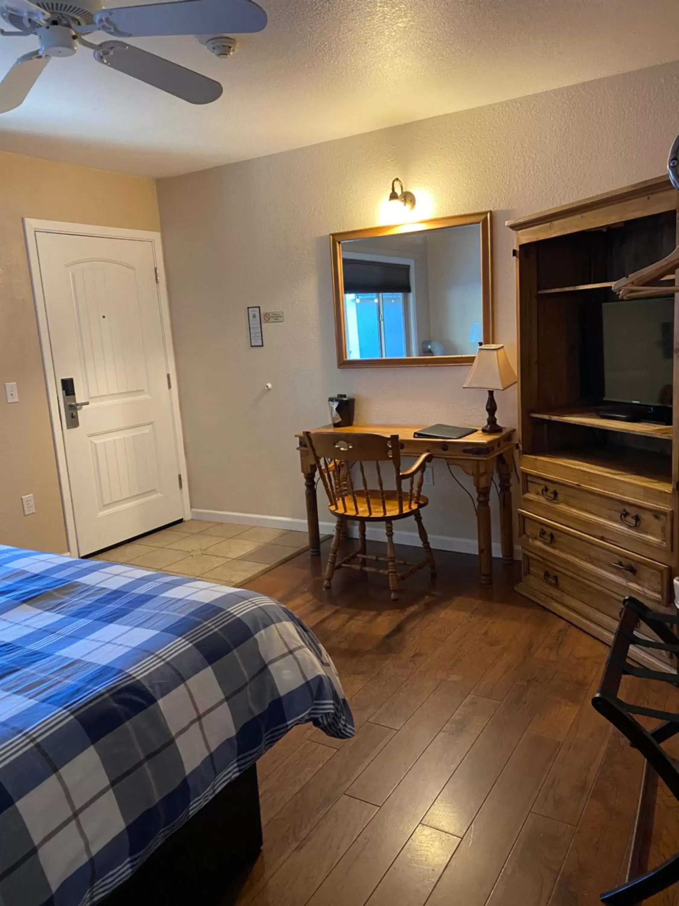 Bedroom, TV/Entertainment Center in Arnold Meadowmont Lodge