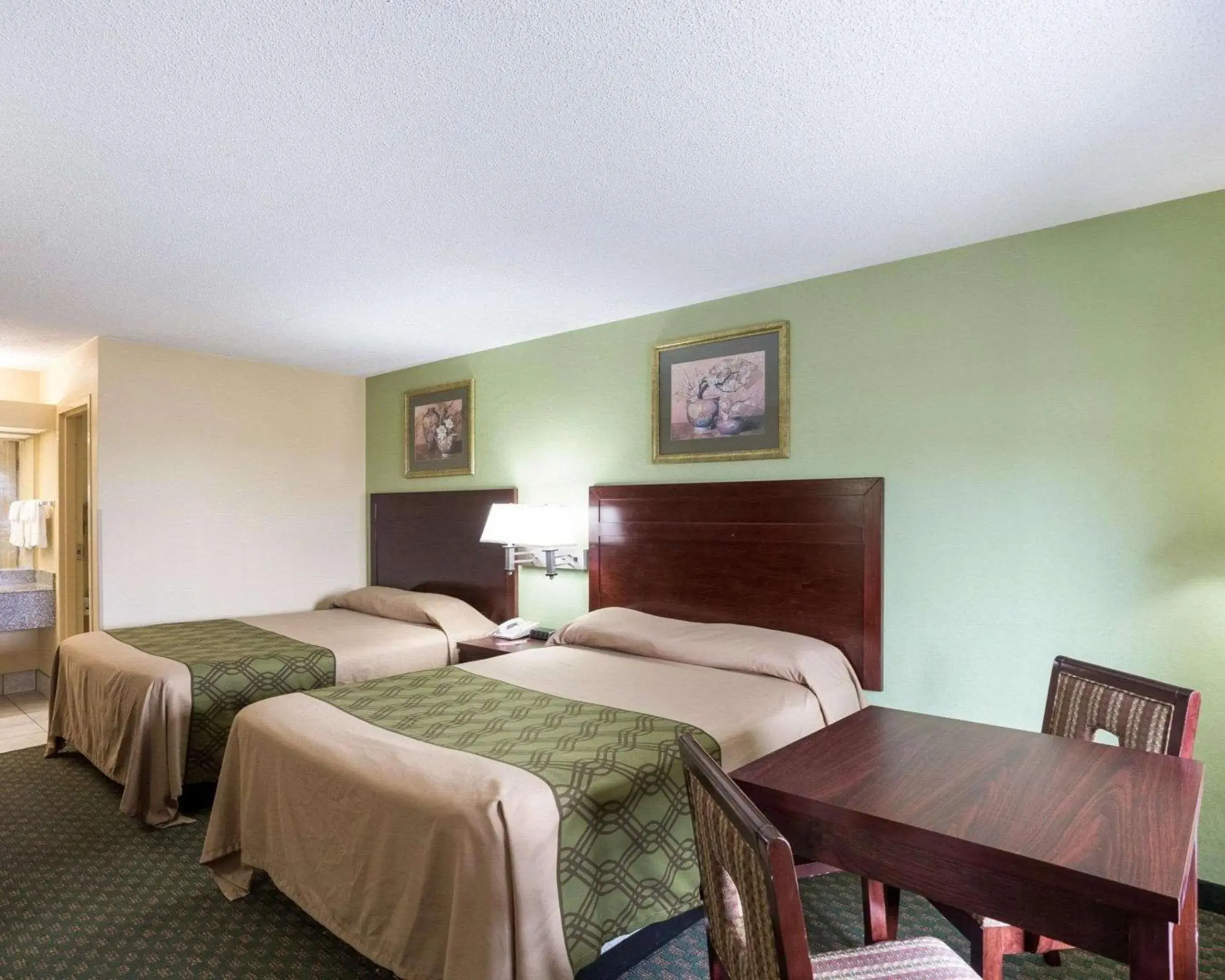 Photo of the whole room, Bed in Rodeway Inn & Suites