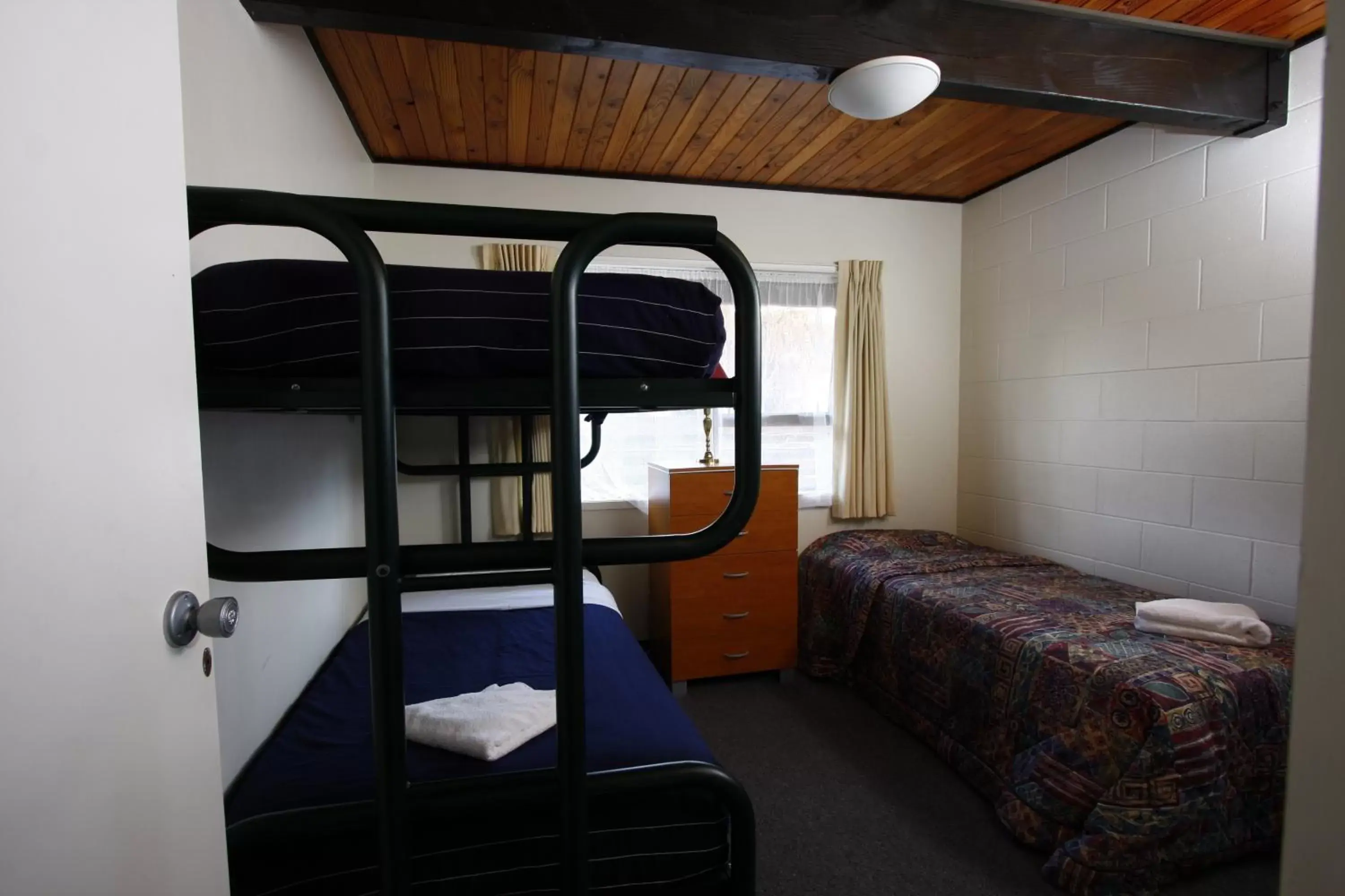 Bed, Bunk Bed in Mountain View Motel