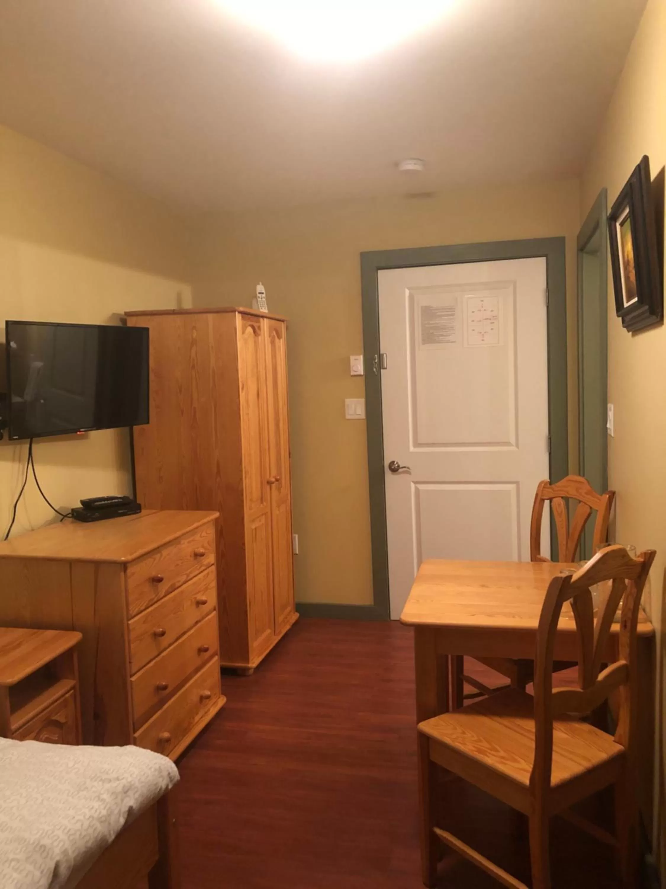 Bed in Crowsnest Vineyards Guesthouse