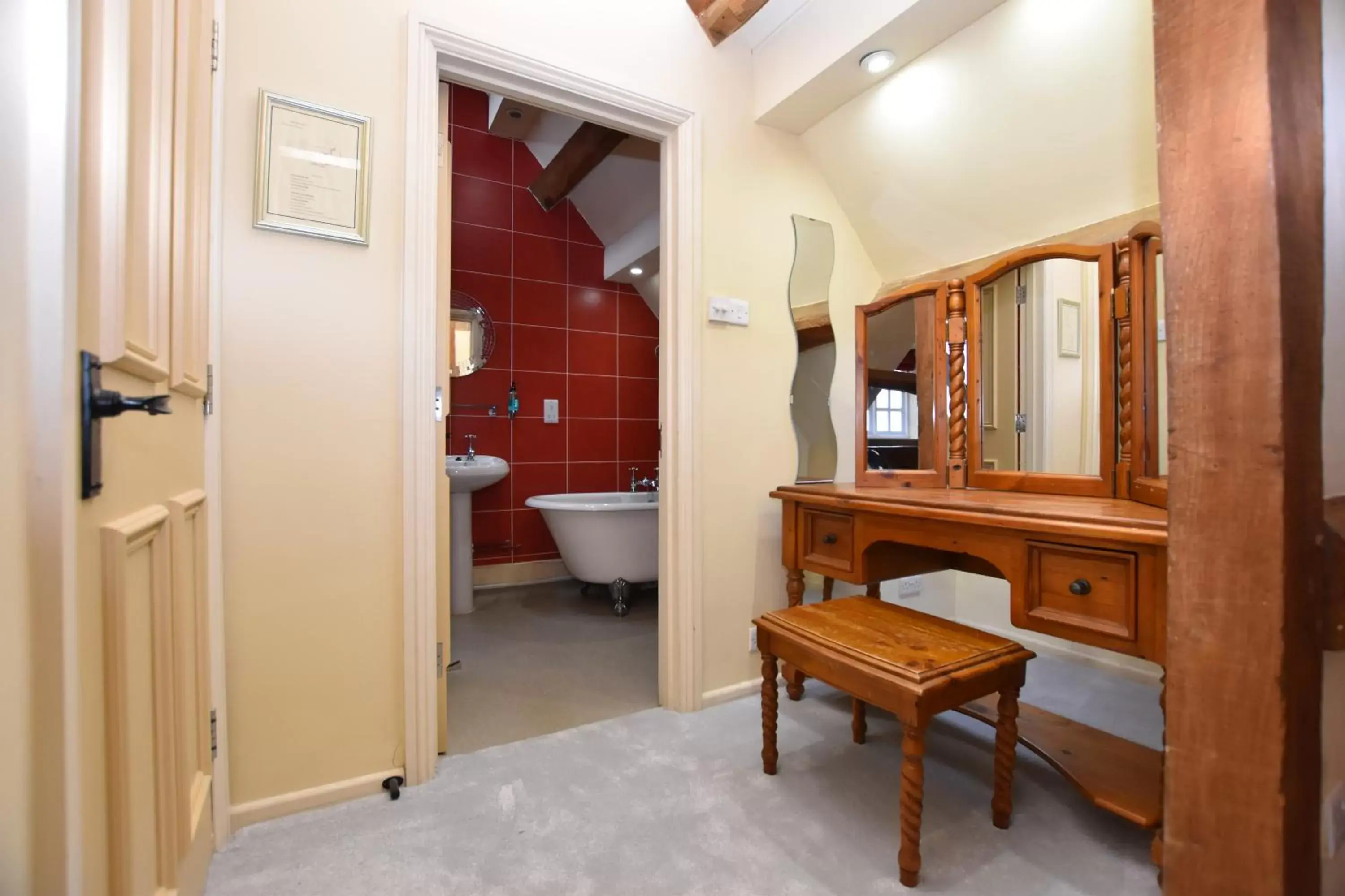 Bedroom, Bathroom in The Halford Bridge Inn