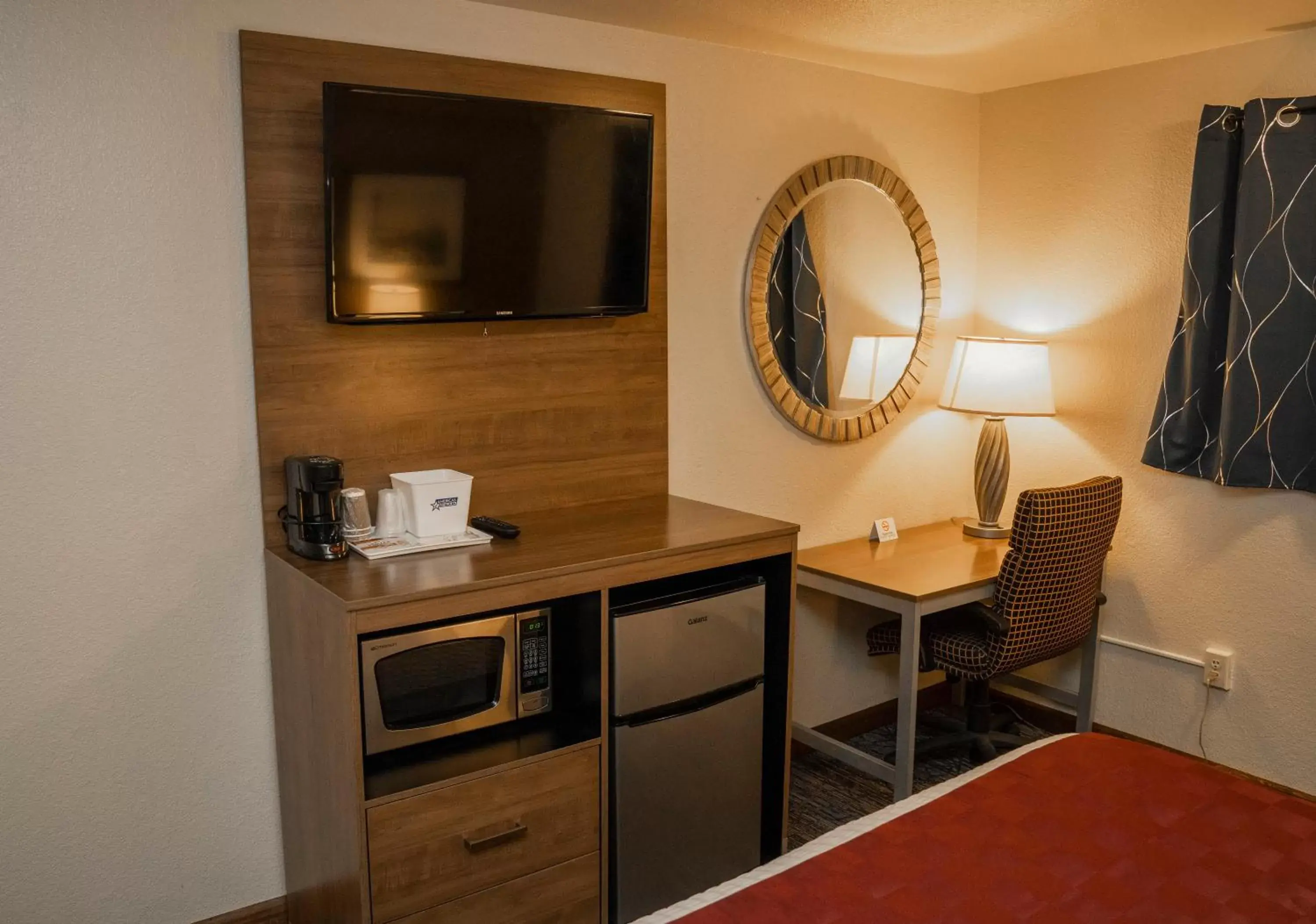 TV/Entertainment Center in Americas Best Value Inn Lynnwood