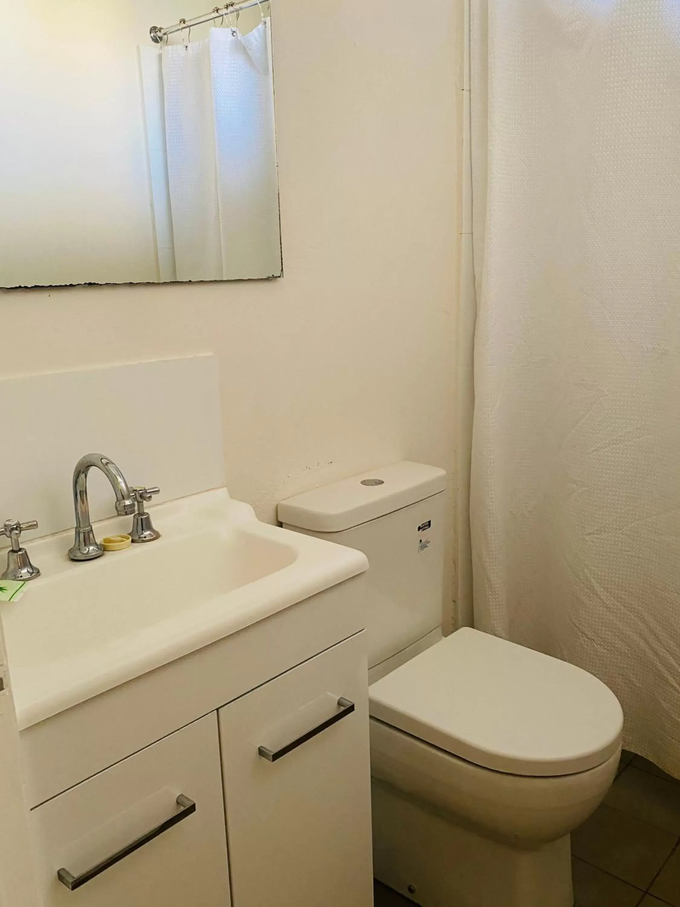 Shower, Bathroom in County Lodge Motor Inn