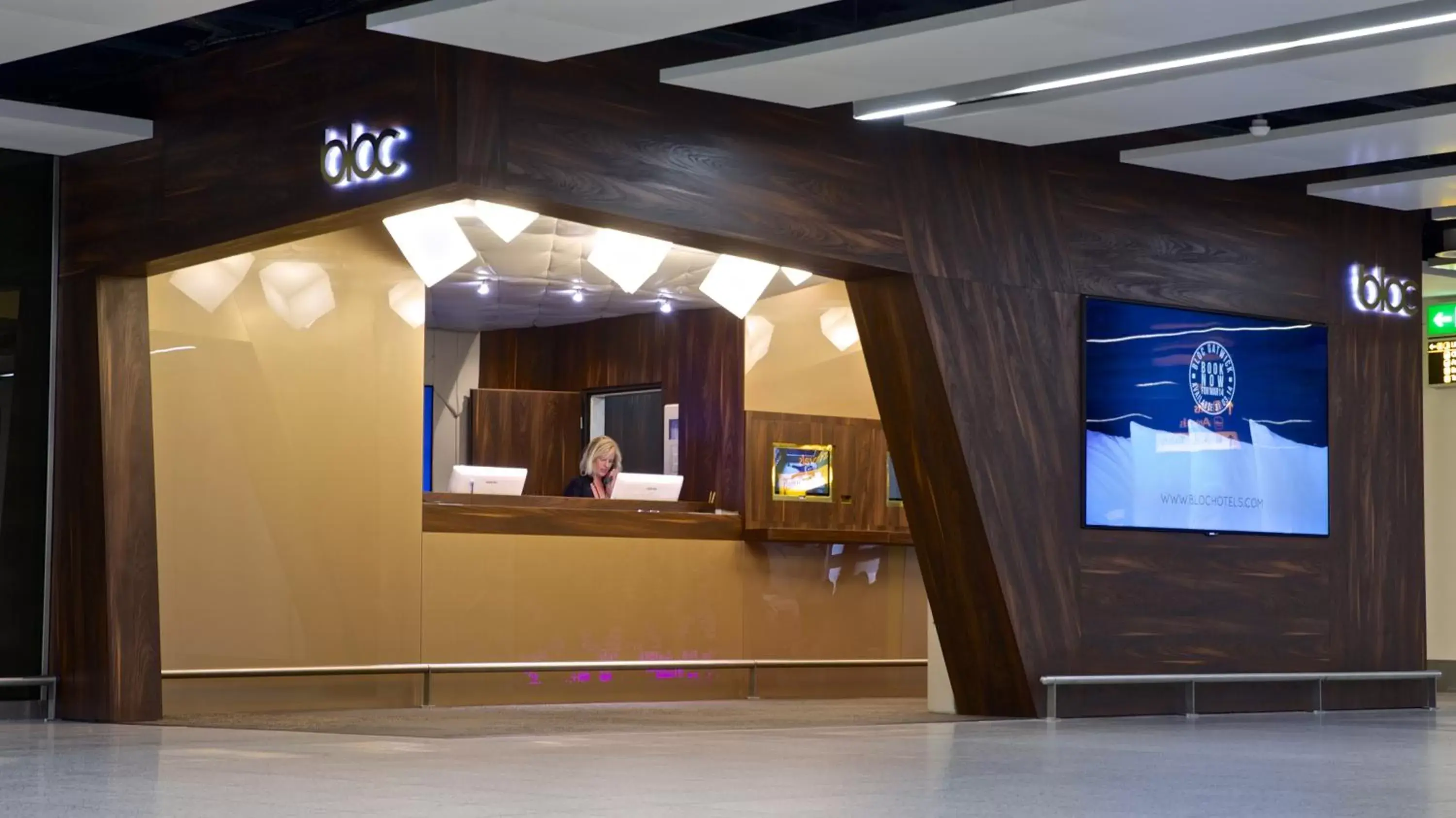 Lobby or reception, TV/Entertainment Center in Bloc Hotel London Gatwick Airport
