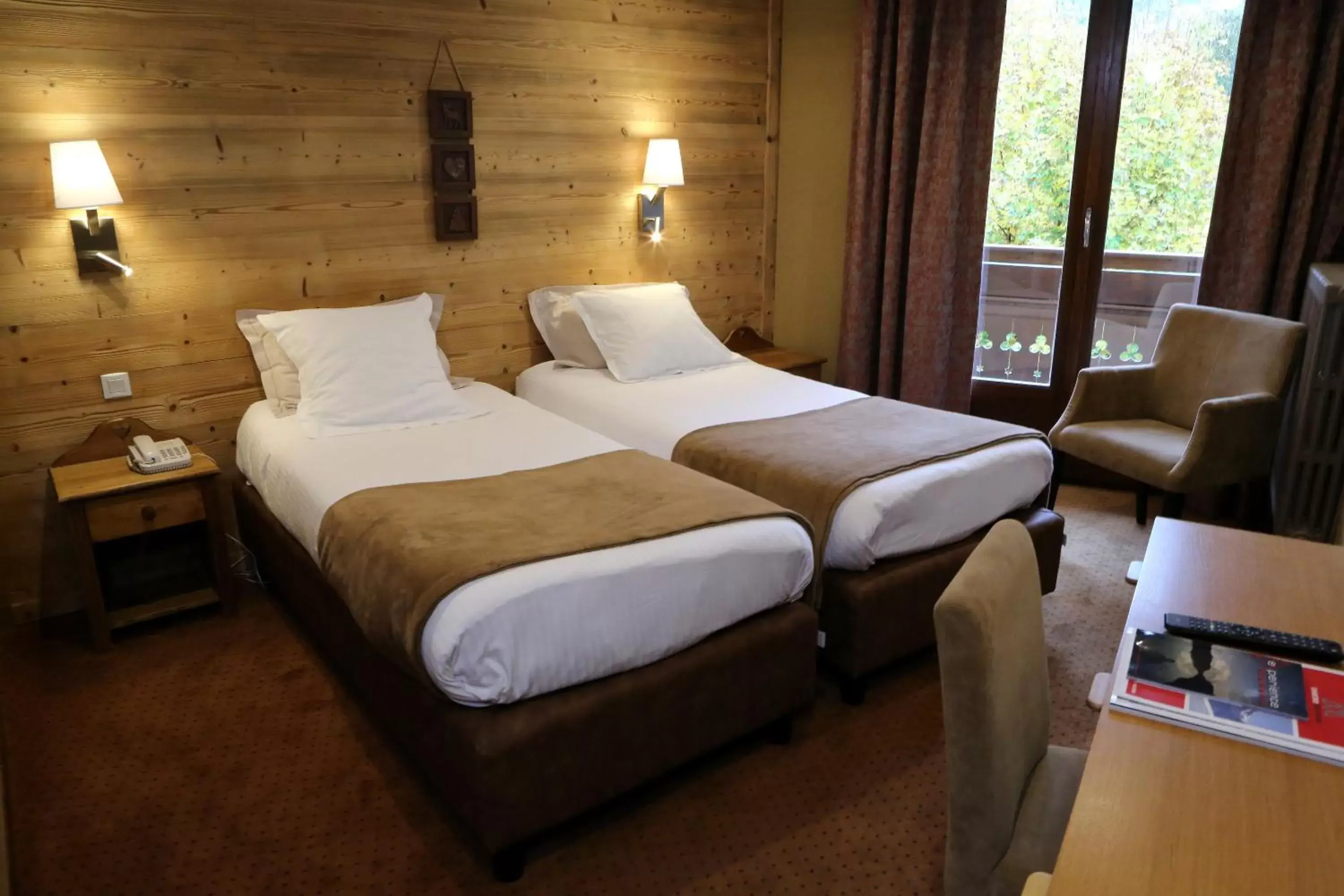 Bed in Les Gourmets - Chalet Hotel