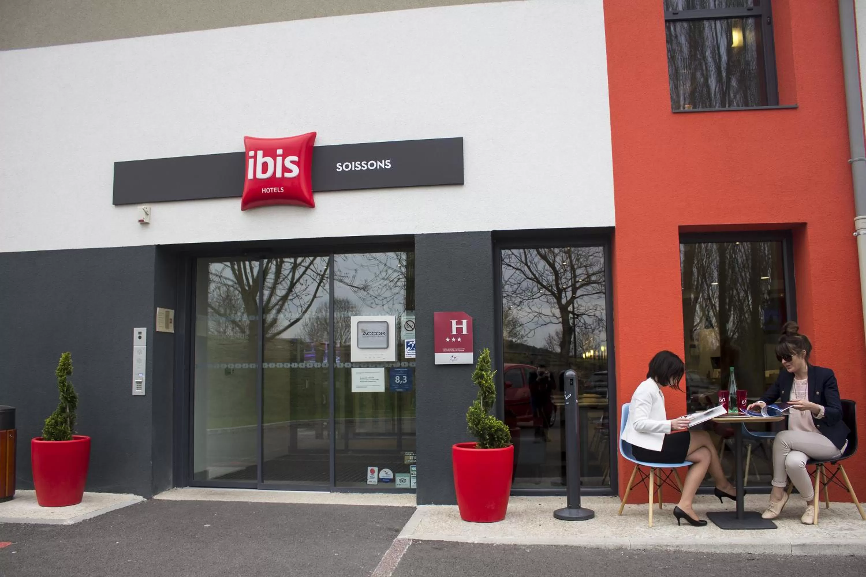 Facade/entrance in ibis Soissons