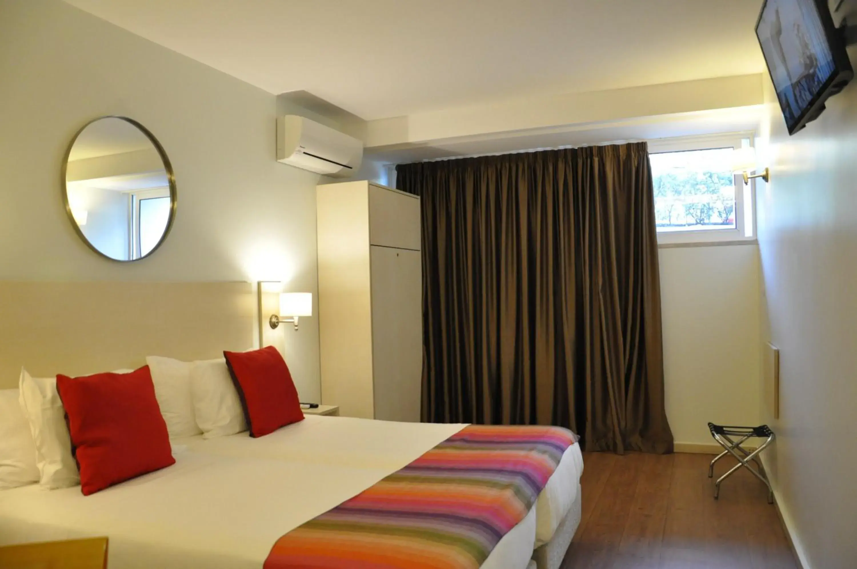 Bedroom, Bed in Hotel Londres Estoril / Cascais