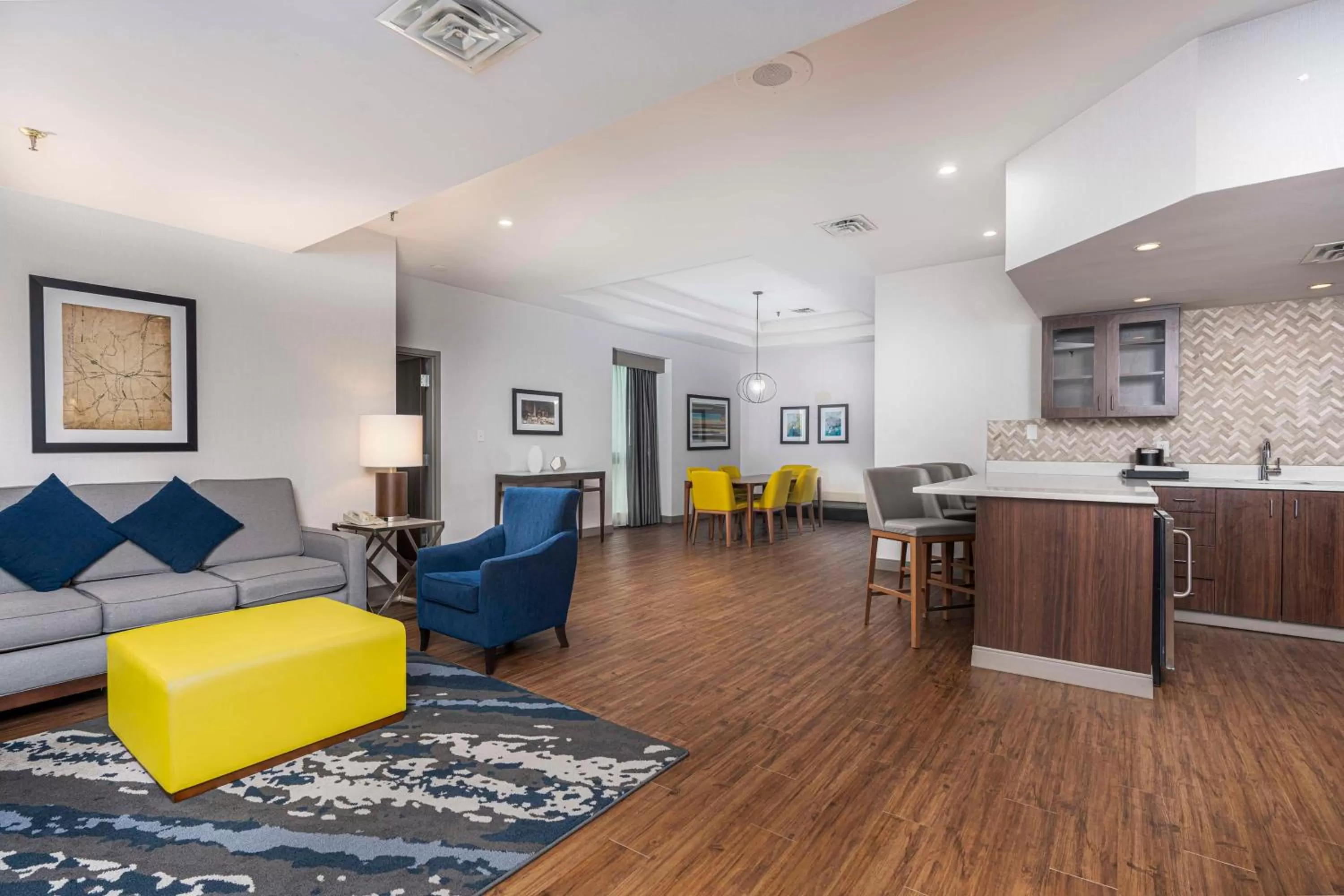 Living room in Embassy Suites by Hilton Indianapolis Downtown