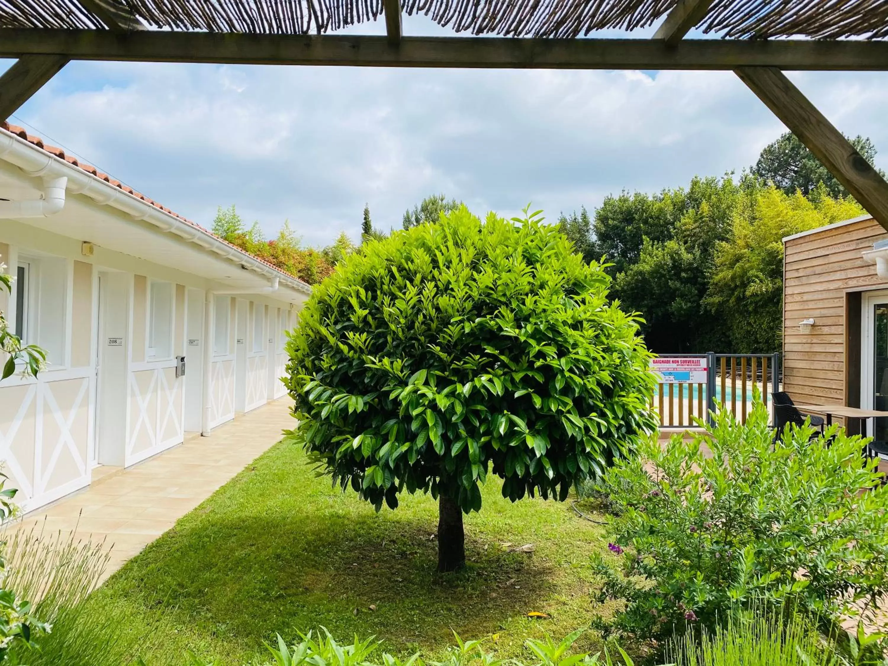 Garden in The Originals City, Hôtel Le Lodge, Bayonne Nord